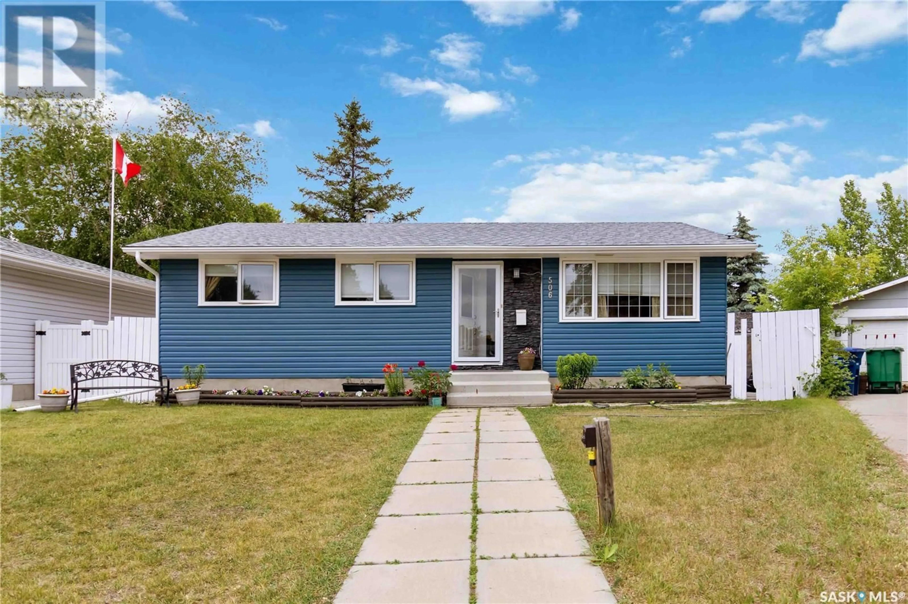 Home with vinyl exterior material, street for 506 SMALLWOOD CRESCENT, Saskatoon Saskatchewan S7L4S6