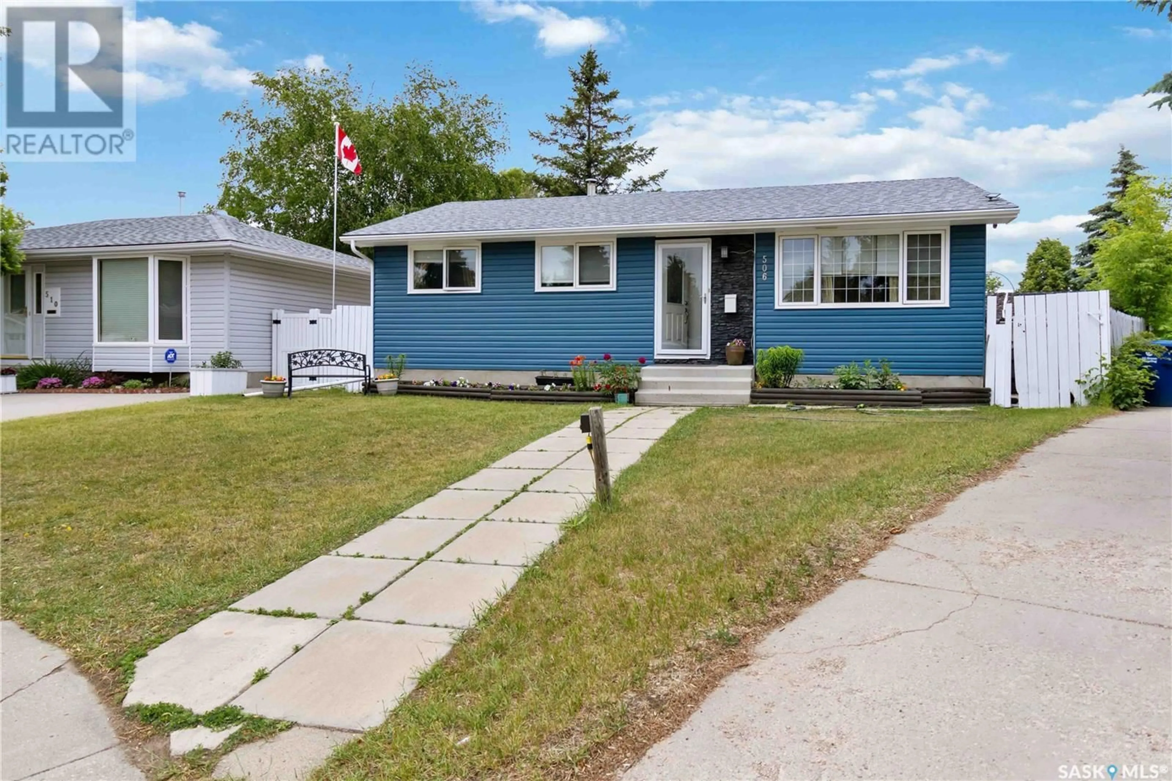 Home with vinyl exterior material, street for 506 SMALLWOOD CRESCENT, Saskatoon Saskatchewan S7L4S6