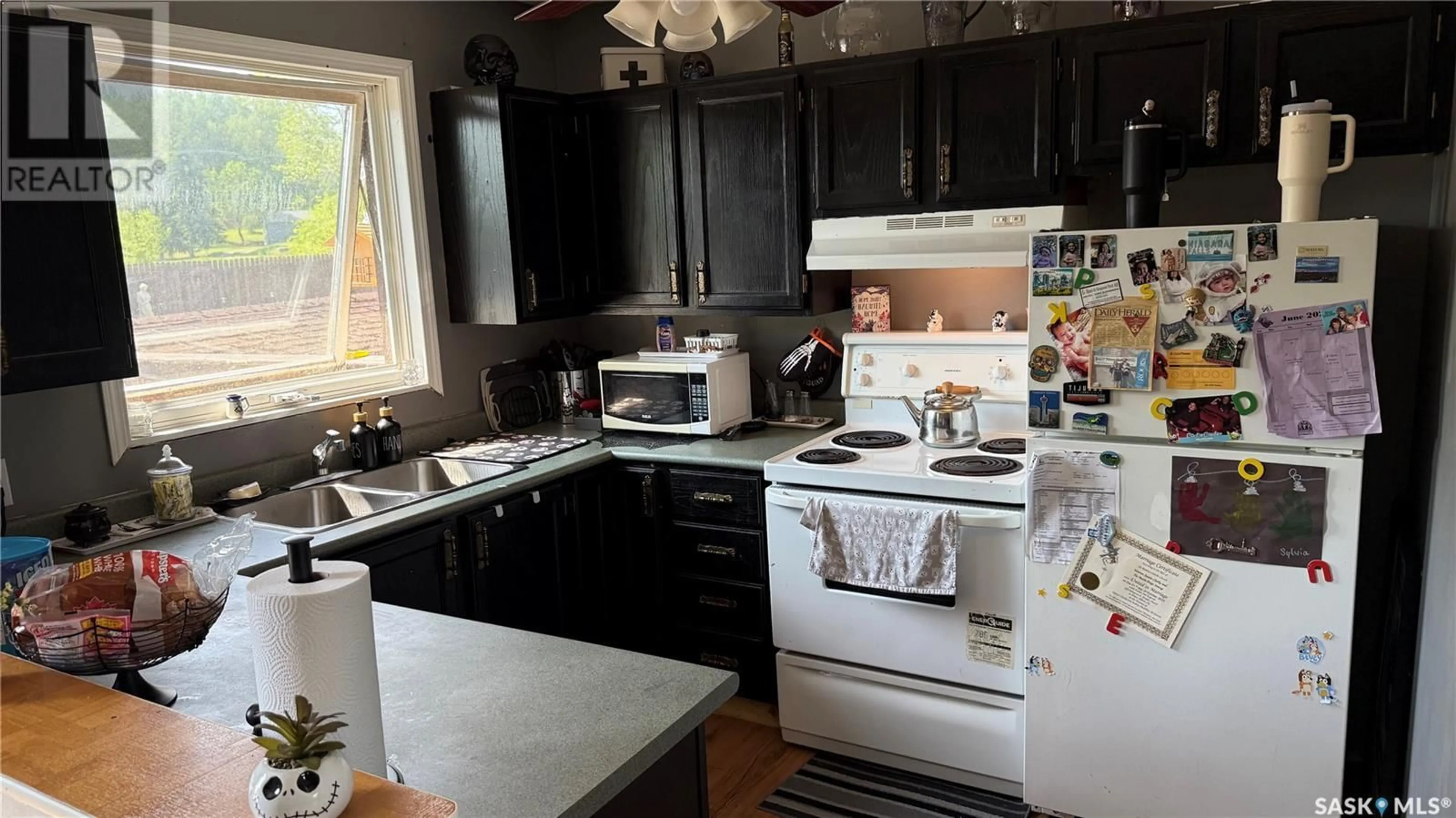 Standard kitchen, wood/laminate floor for 1661 MUIR DRIVE, Prince Albert Saskatchewan S6V7T9