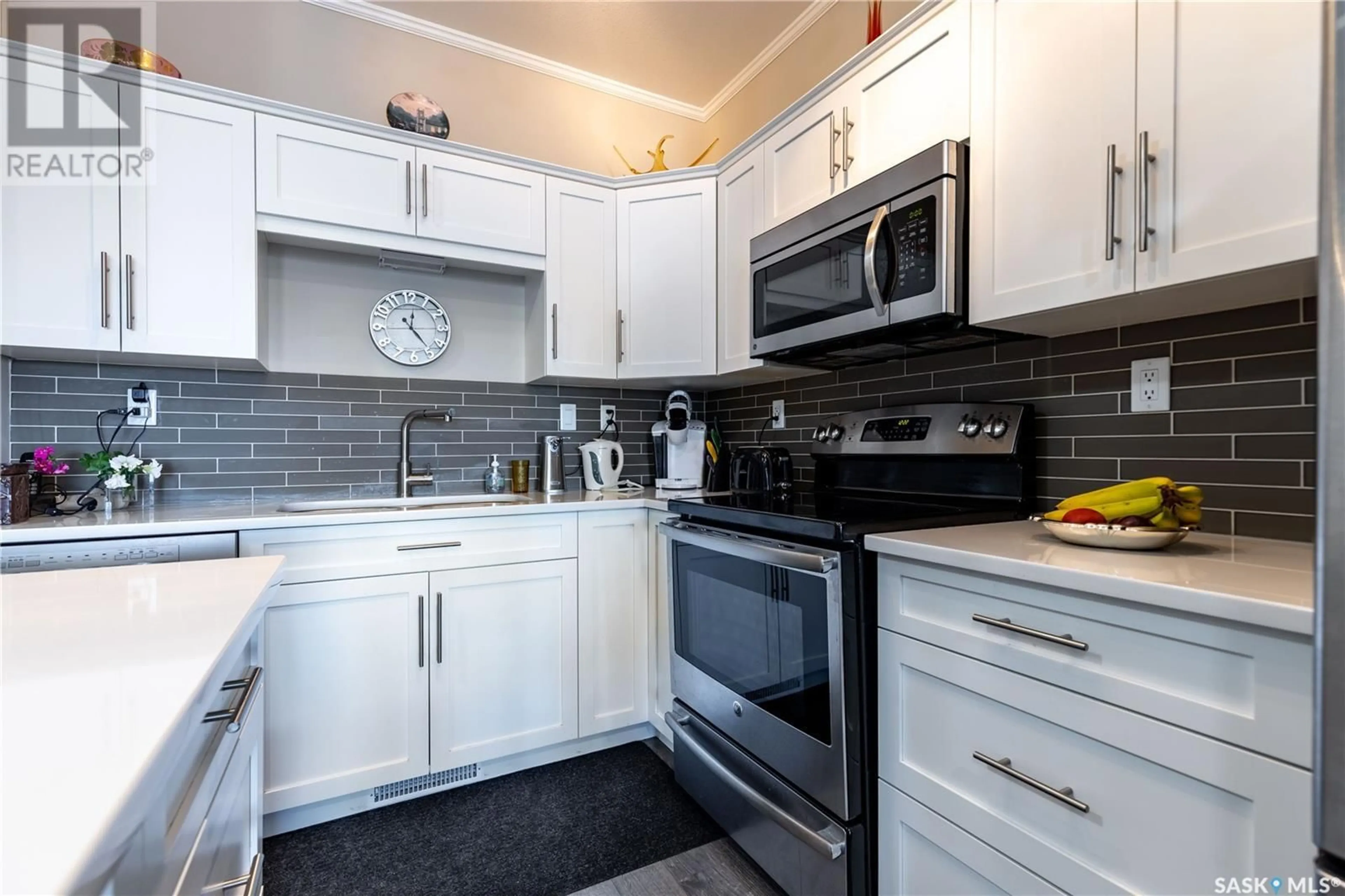 Standard kitchen, ceramic/tile floor for 215 545 HASSARD CLOSE, Saskatoon Saskatchewan S7L6V3