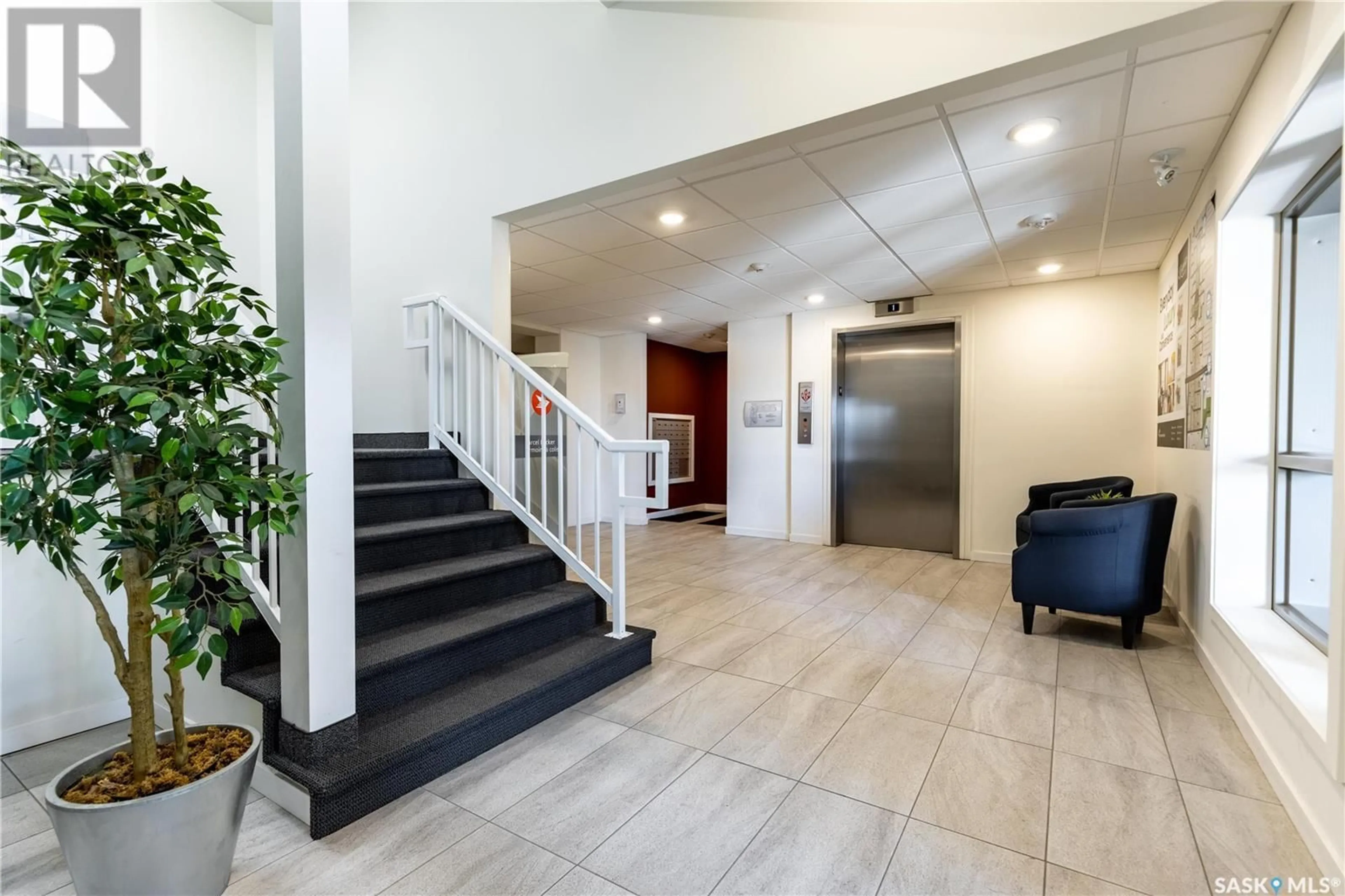 Indoor foyer for 215 545 HASSARD CLOSE, Saskatoon Saskatchewan S7L6V3