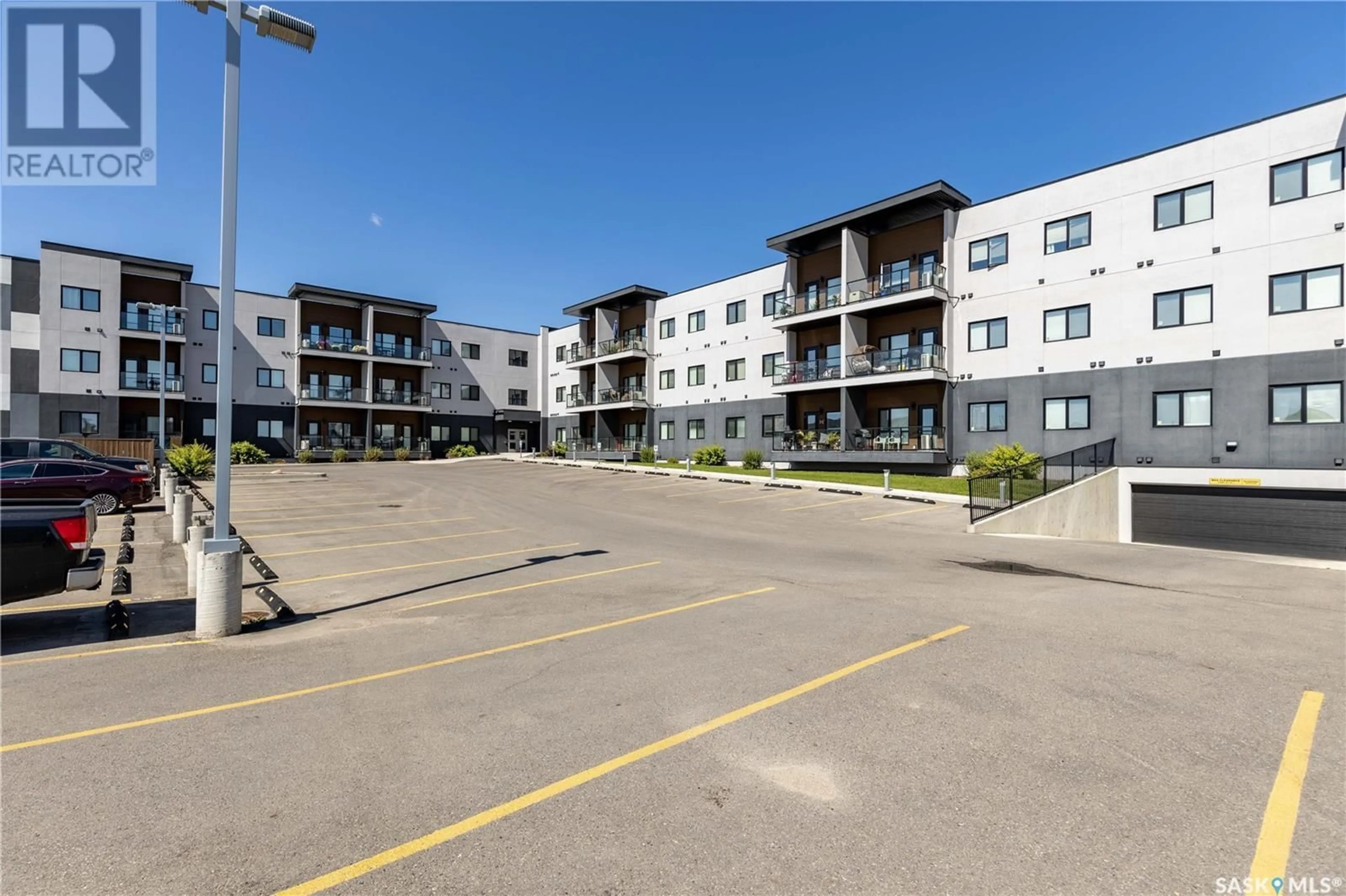 Patio, building for 215 545 HASSARD CLOSE, Saskatoon Saskatchewan S7L6V3