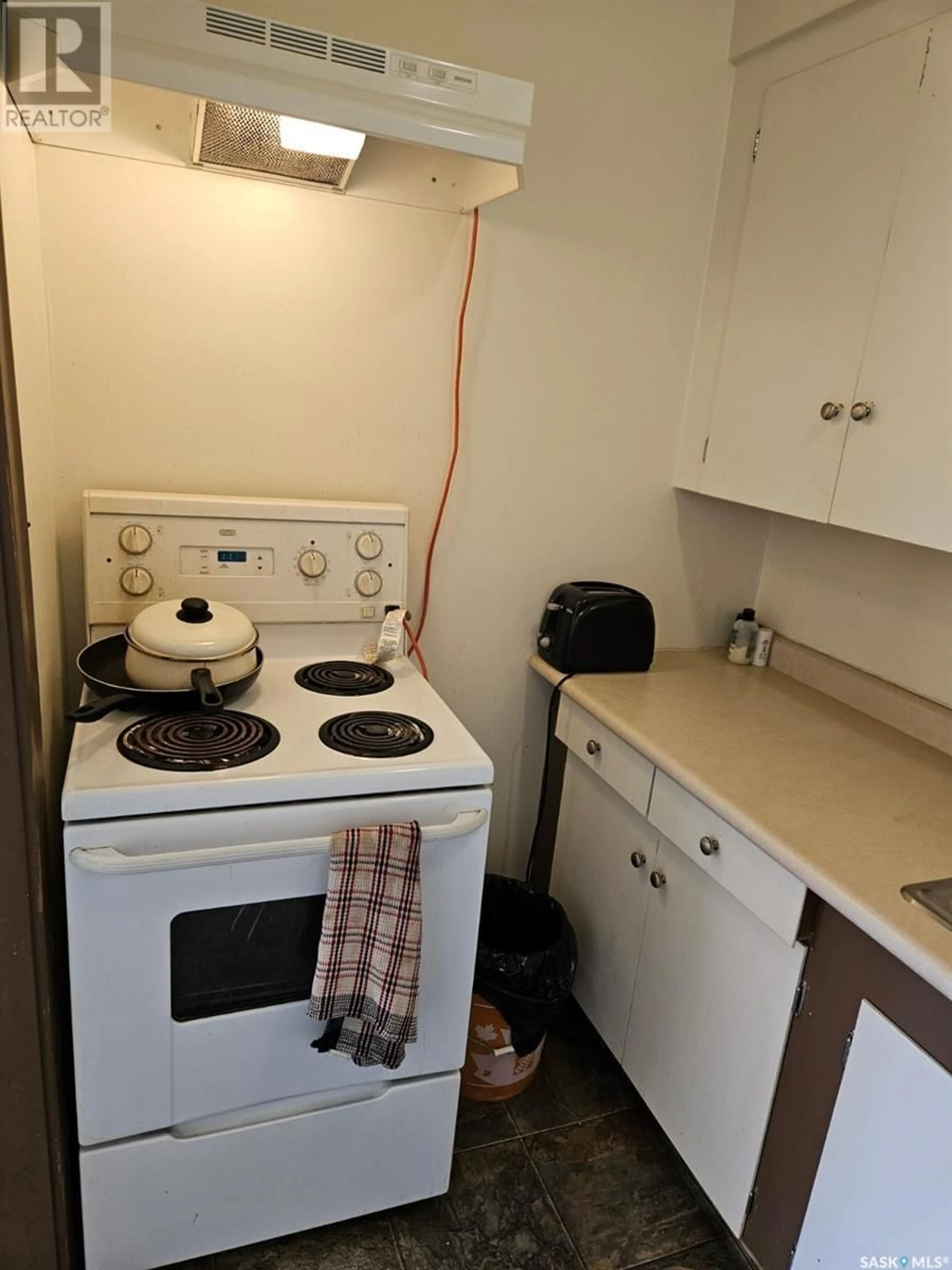 Standard kitchen, unknown for 19 400 4TH AVENUE, Saskatoon Saskatchewan S7K2M3