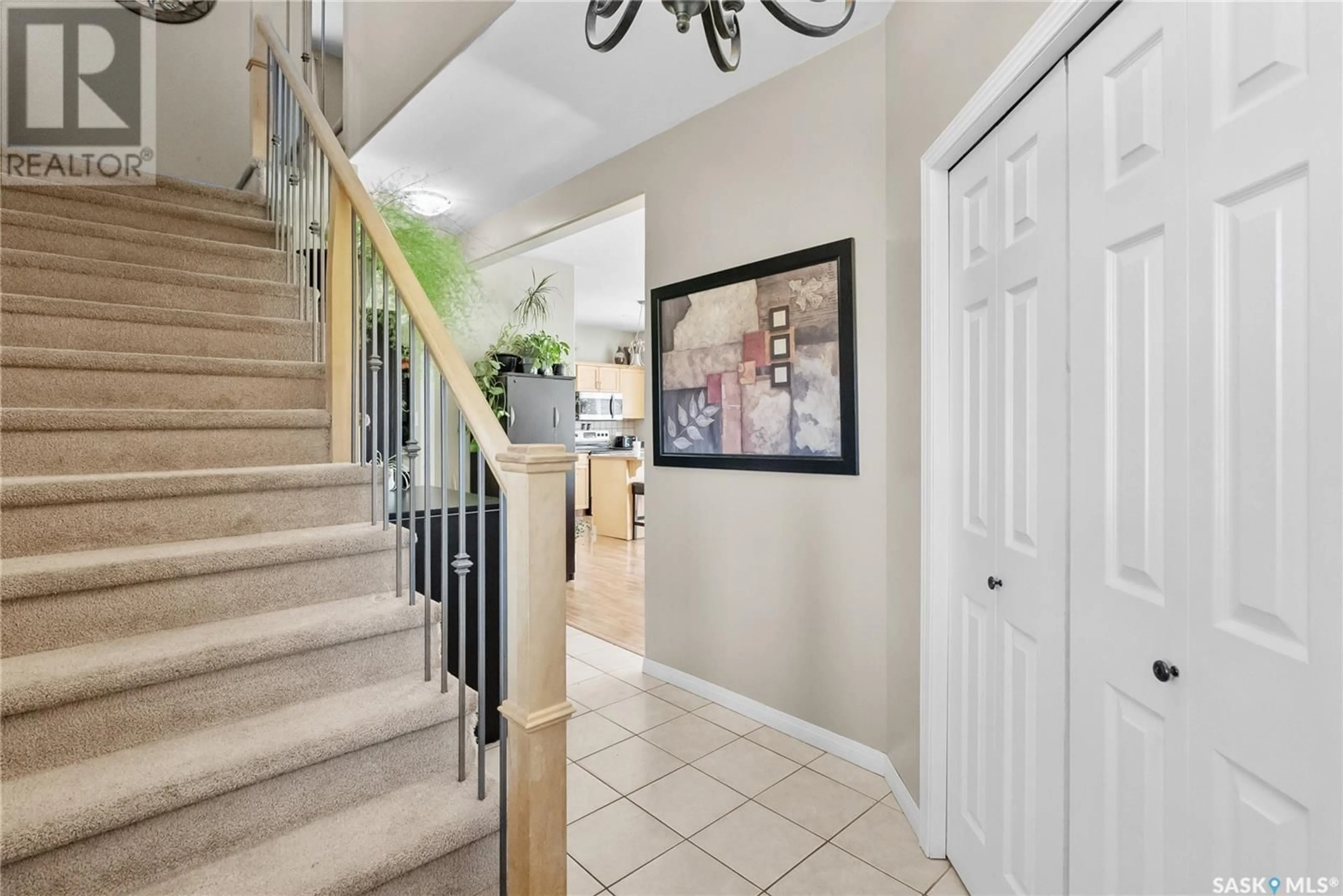Indoor foyer for 621 CRYSTAL SPRINGS DRIVE, Warman Saskatchewan S0K4S0