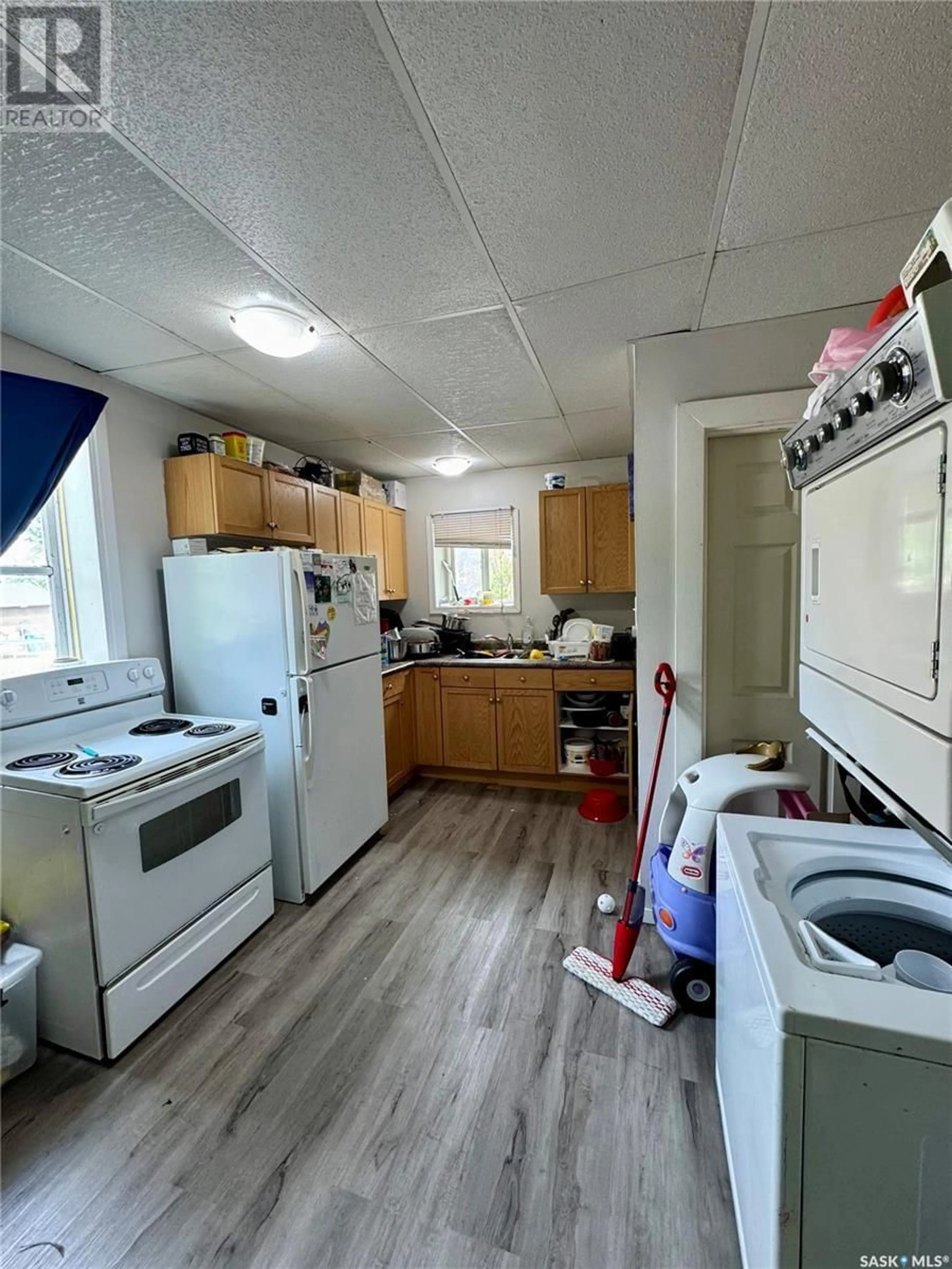Standard kitchen, unknown for 1001 ROBINSON STREET, Regina Saskatchewan S4T2M8