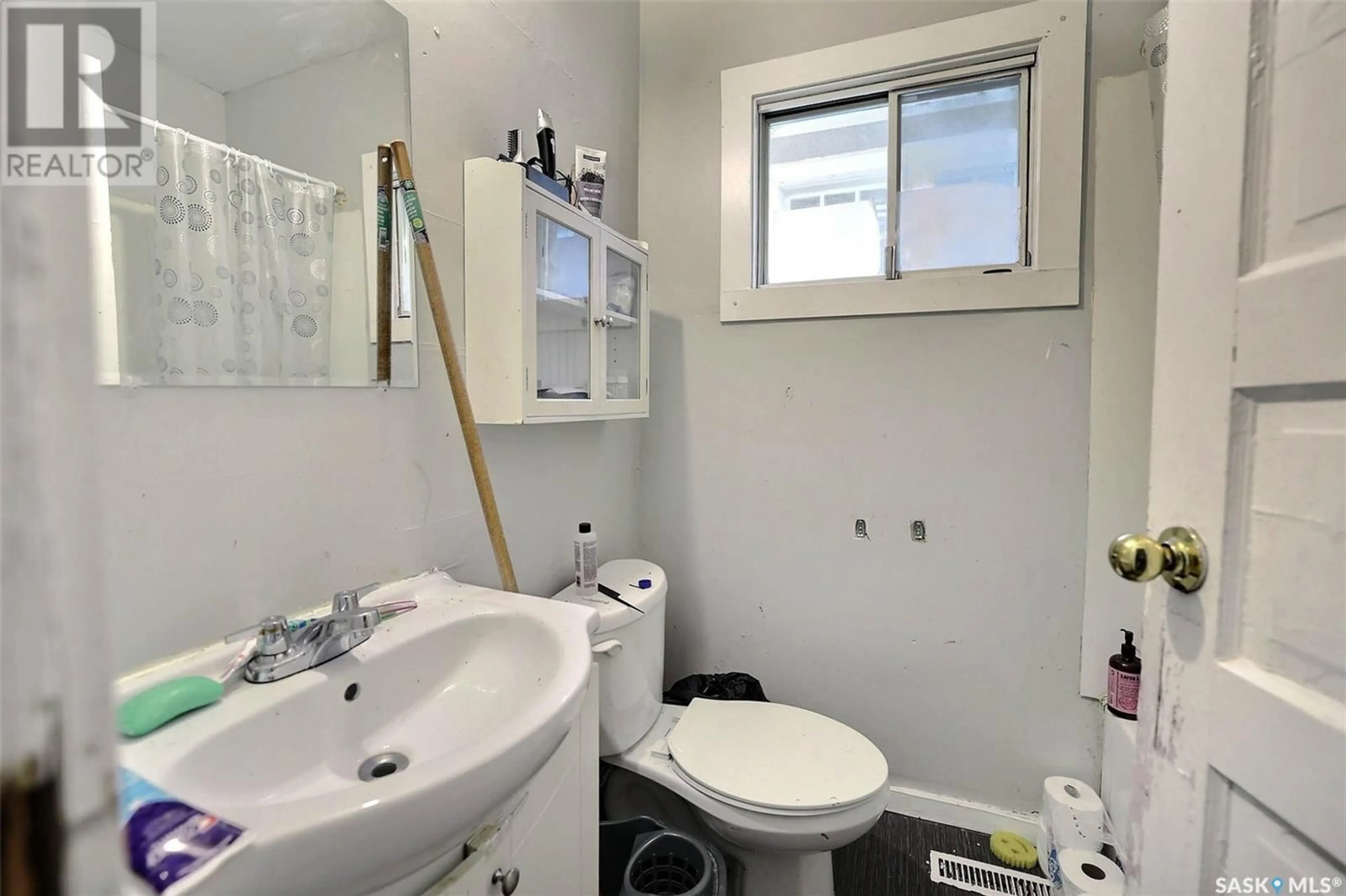 Standard bathroom, unknown for 1260 ROBINSON STREET, Regina Saskatchewan S4T2N2
