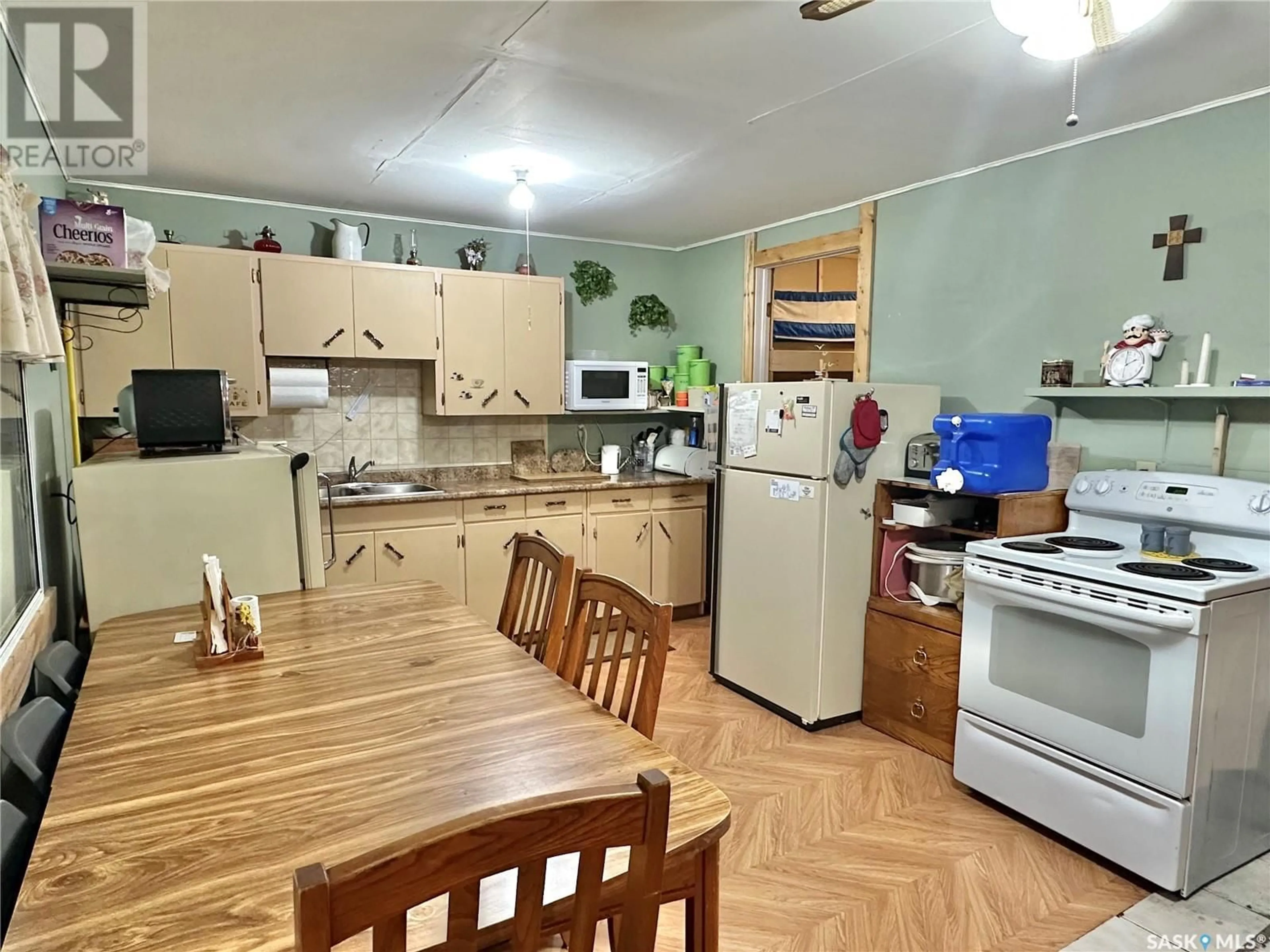 Standard kitchen, unknown for 803 GARAND CRES, Iroquois Lake Saskatchewan S0J2G0