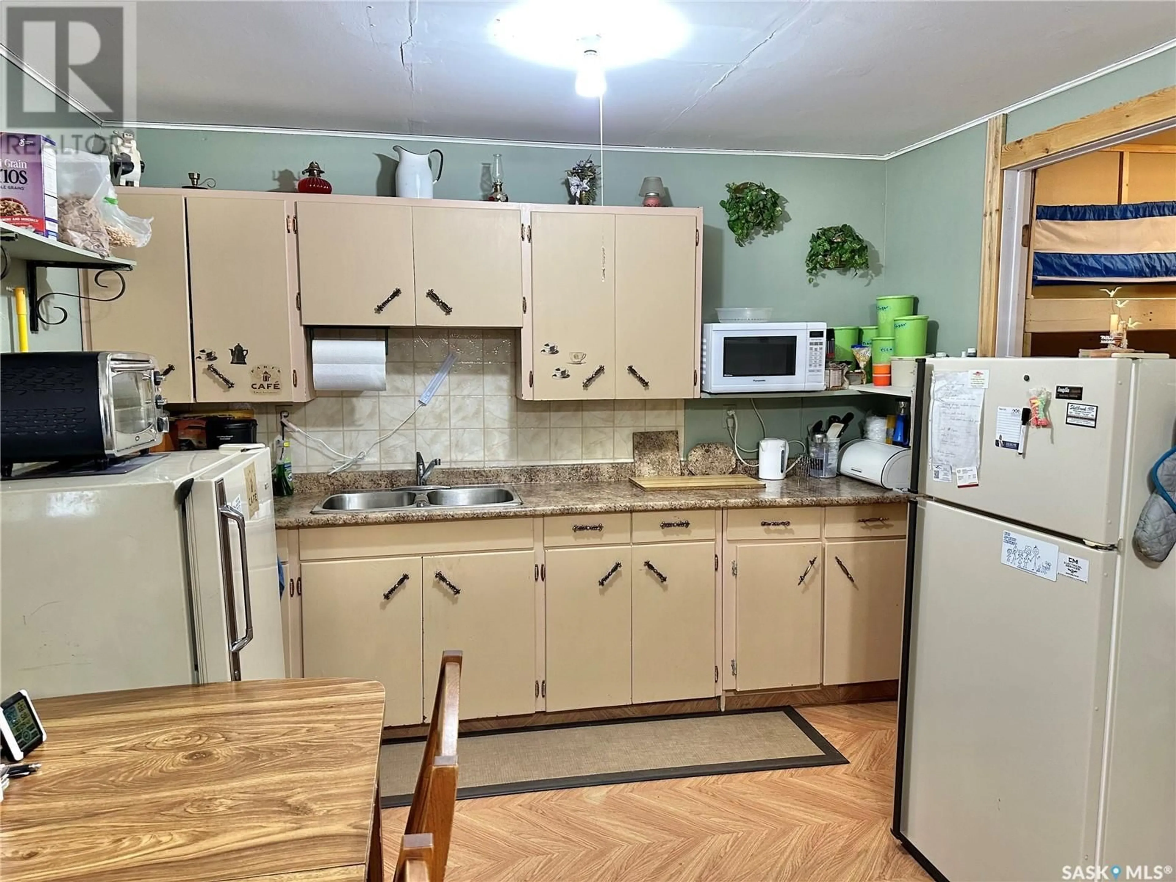 Standard kitchen, unknown for 803 GARAND CRES, Iroquois Lake Saskatchewan S0J2G0