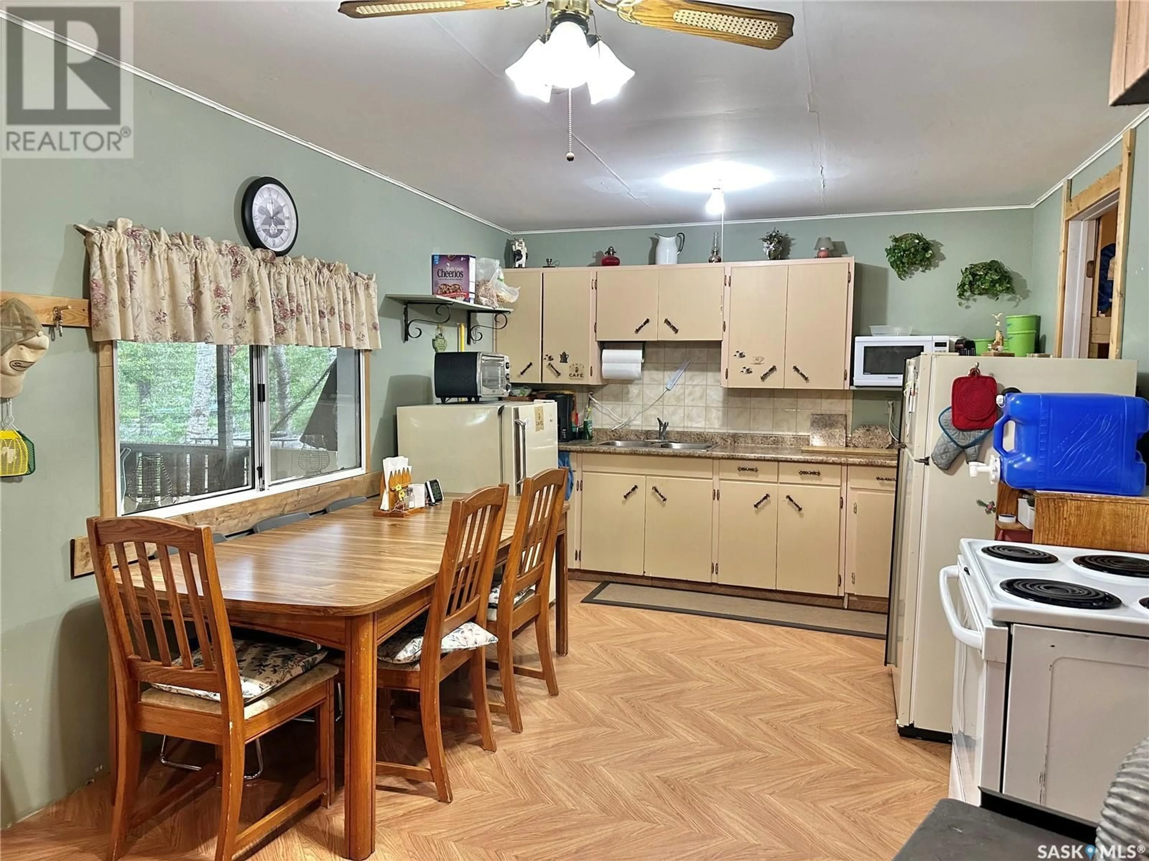 Standard kitchen, unknown for 803 GARAND CRES, Iroquois Lake Saskatchewan S0J2G0