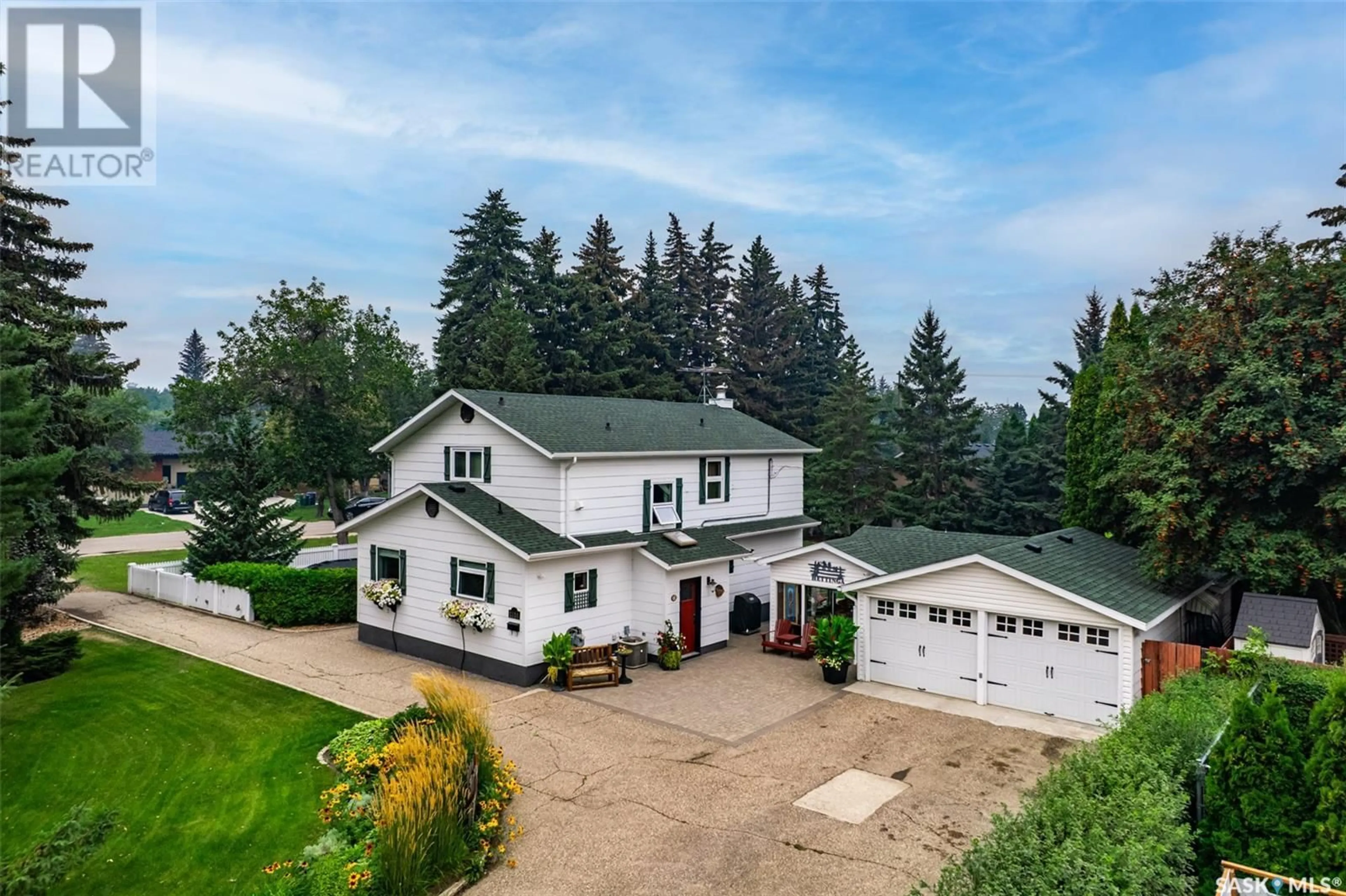 A pic from outside/outdoor area/front of a property/back of a property/a pic from drone, street for 1114 LANCASTER BOULEVARD, Saskatoon Saskatchewan S7M3V5