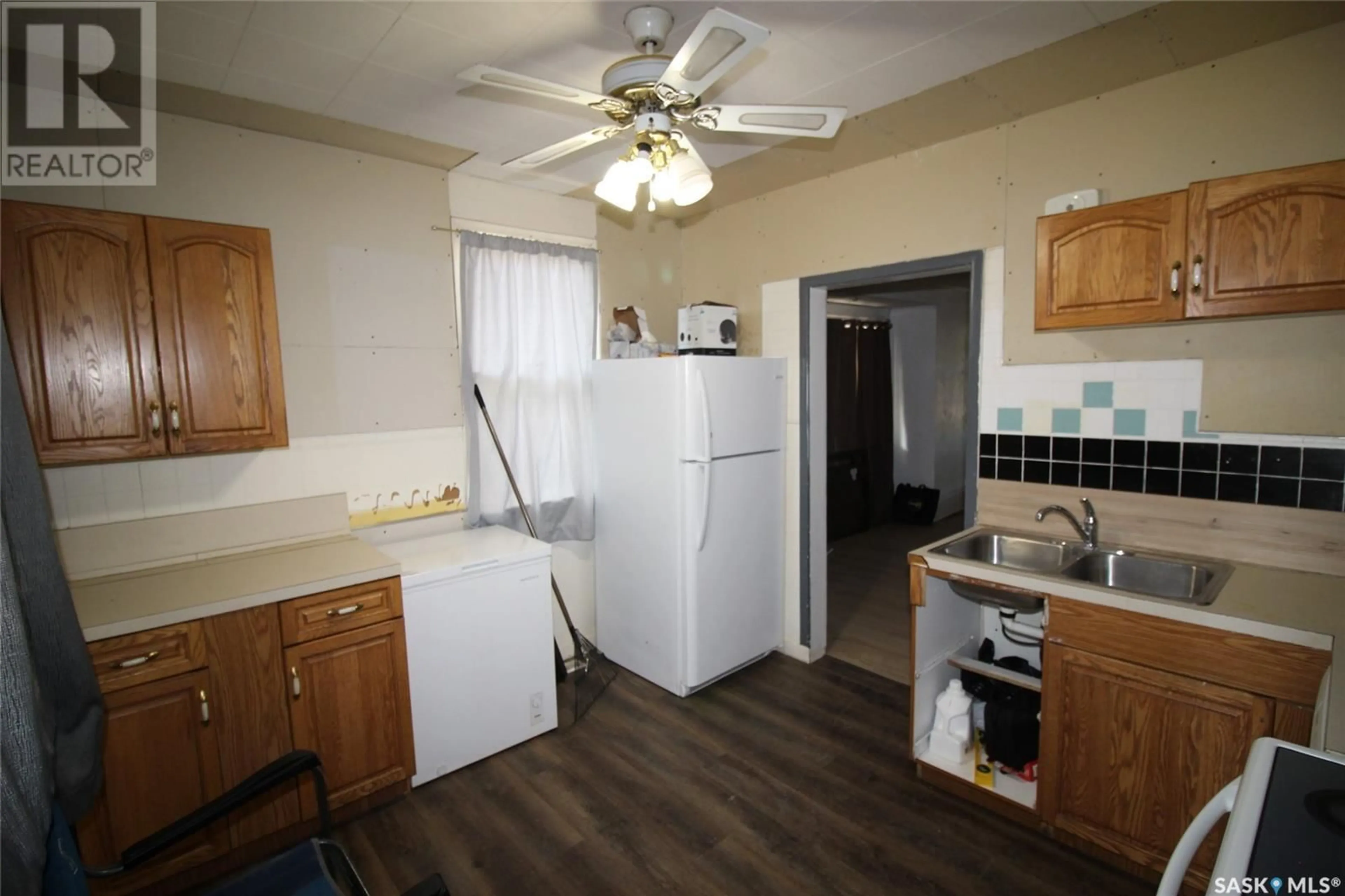 Standard kitchen, unknown for 564 1ST STREET, Shaunavon Saskatchewan S0N2M0