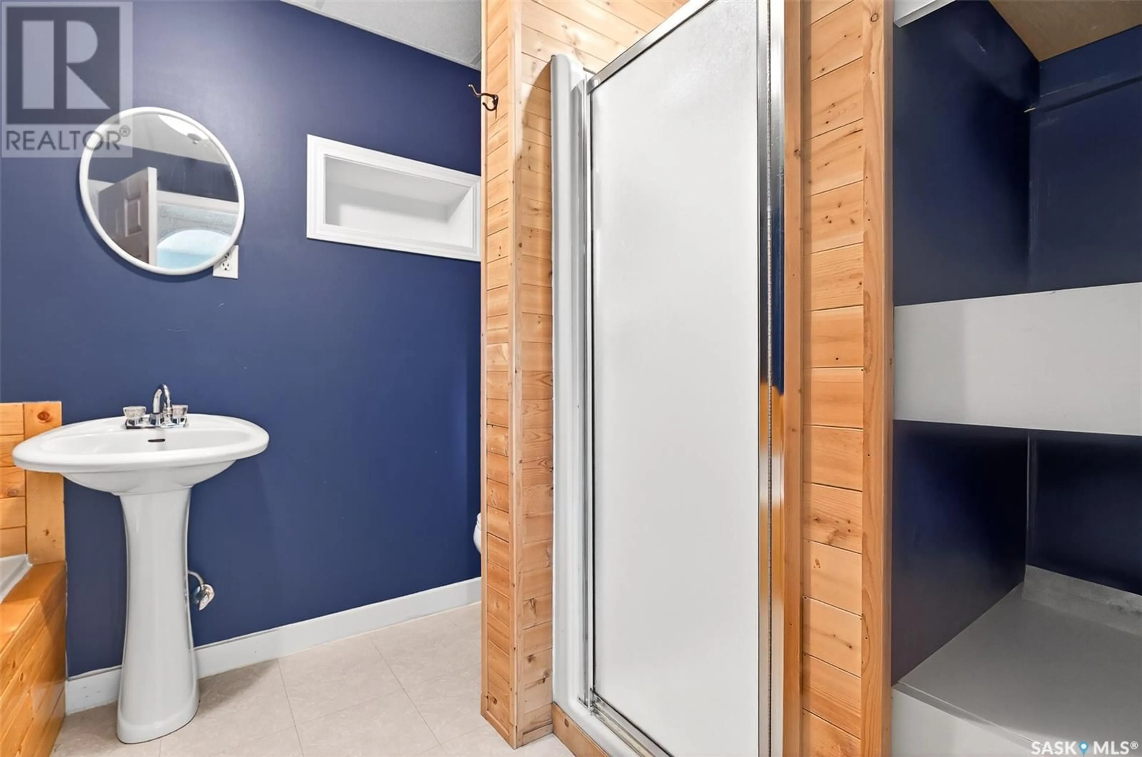 Standard bathroom, ceramic/tile floor for 810 GRANDVIEW STREET, Moose Jaw Saskatchewan S6H5L8