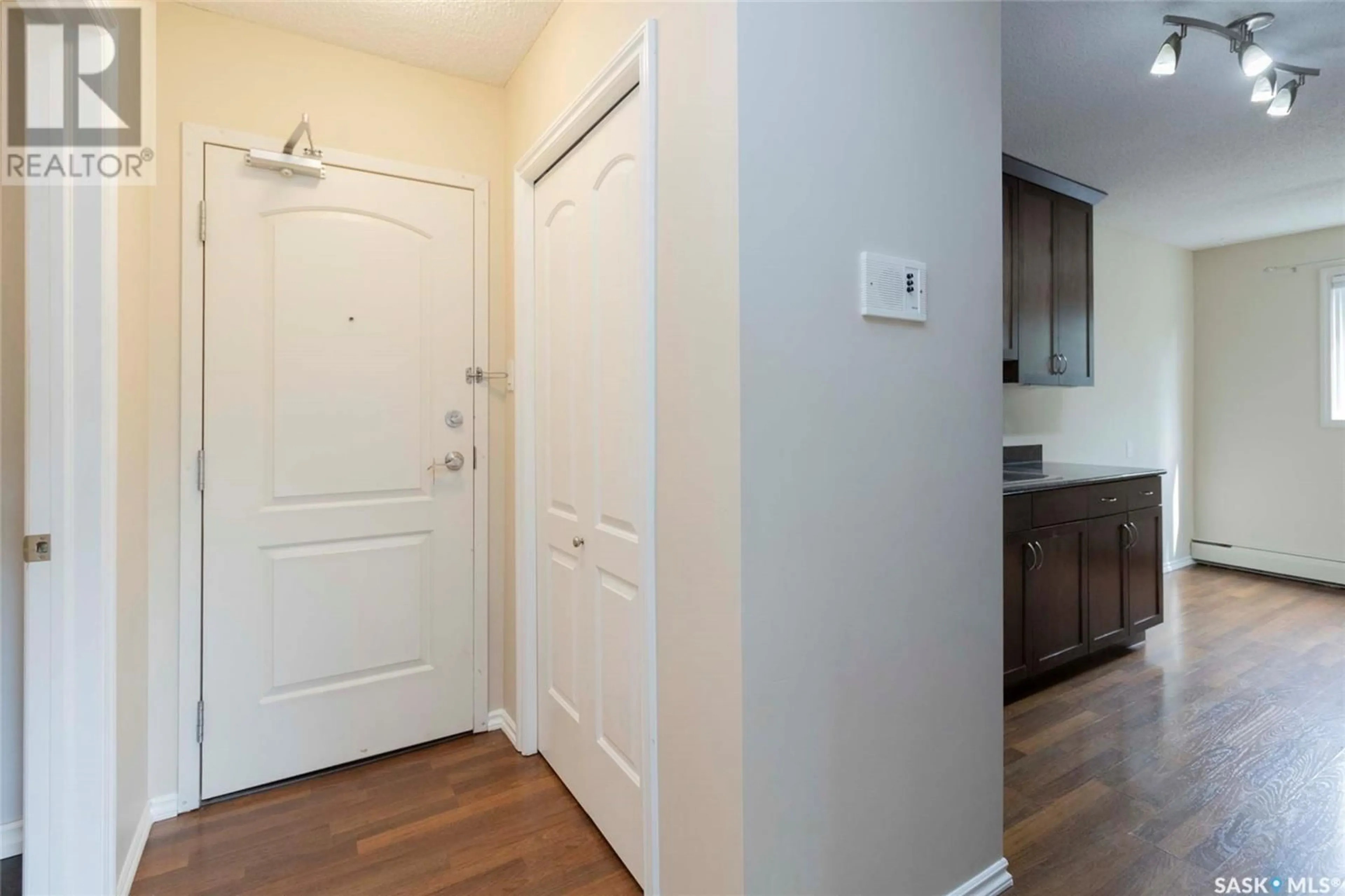 Indoor entryway for 32 1001 LANSDOWNE AVENUE, Saskatoon Saskatchewan S7H2C2