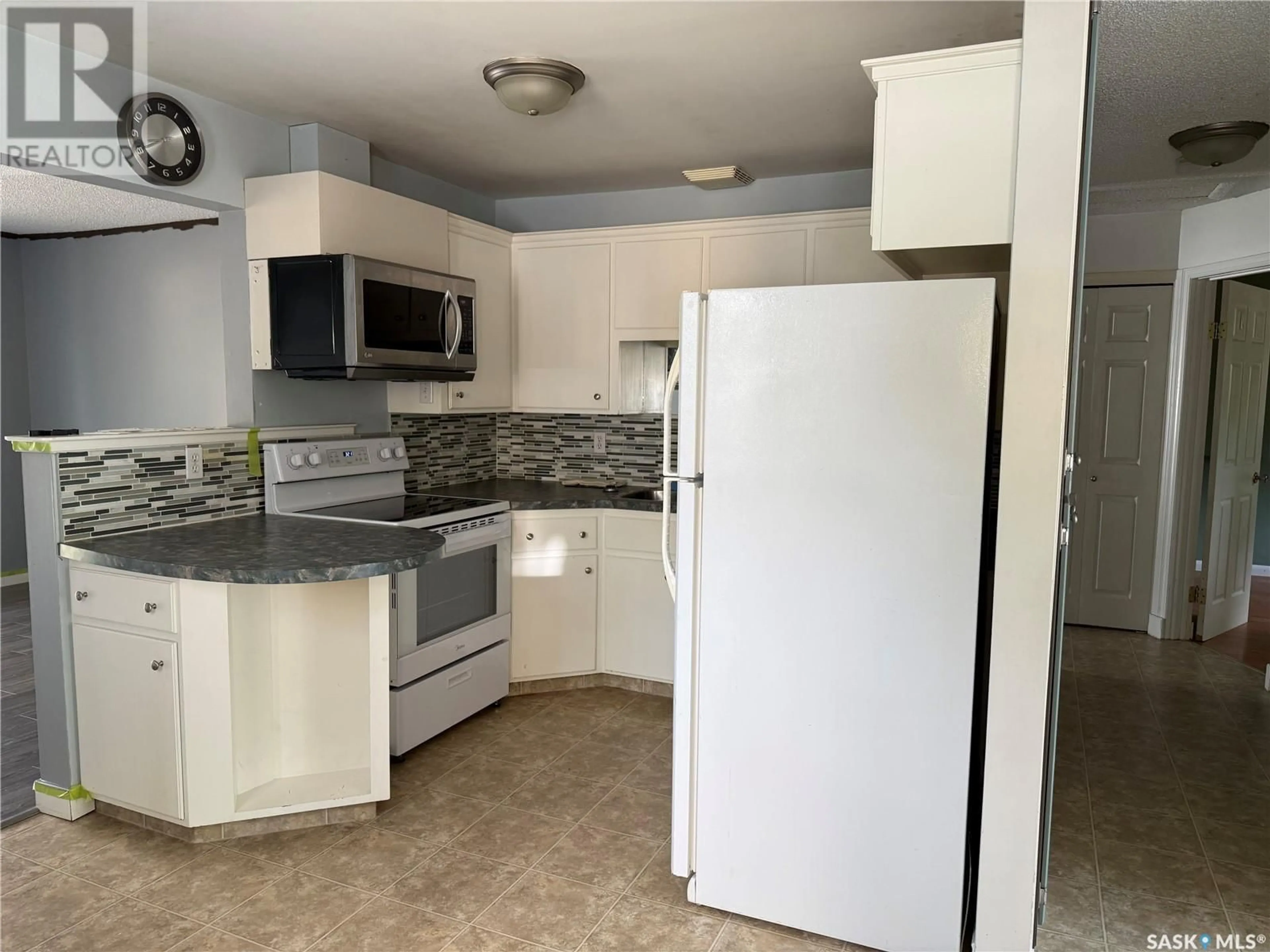 Standard kitchen, ceramic/tile floor for 230 10TH STREET, Weyburn Saskatchewan S4H2W3