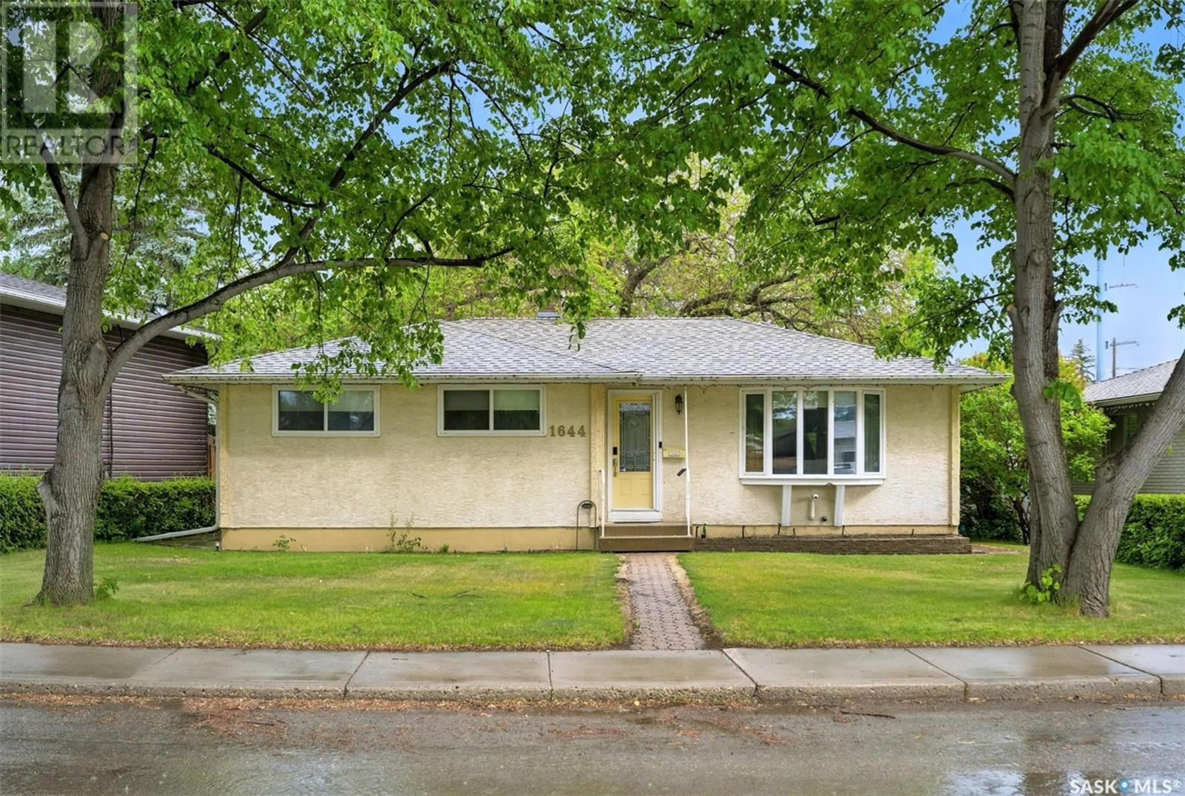 Home with vinyl exterior material, street for 1644 9TH AVENUE, Saskatoon Saskatchewan S7K3A1