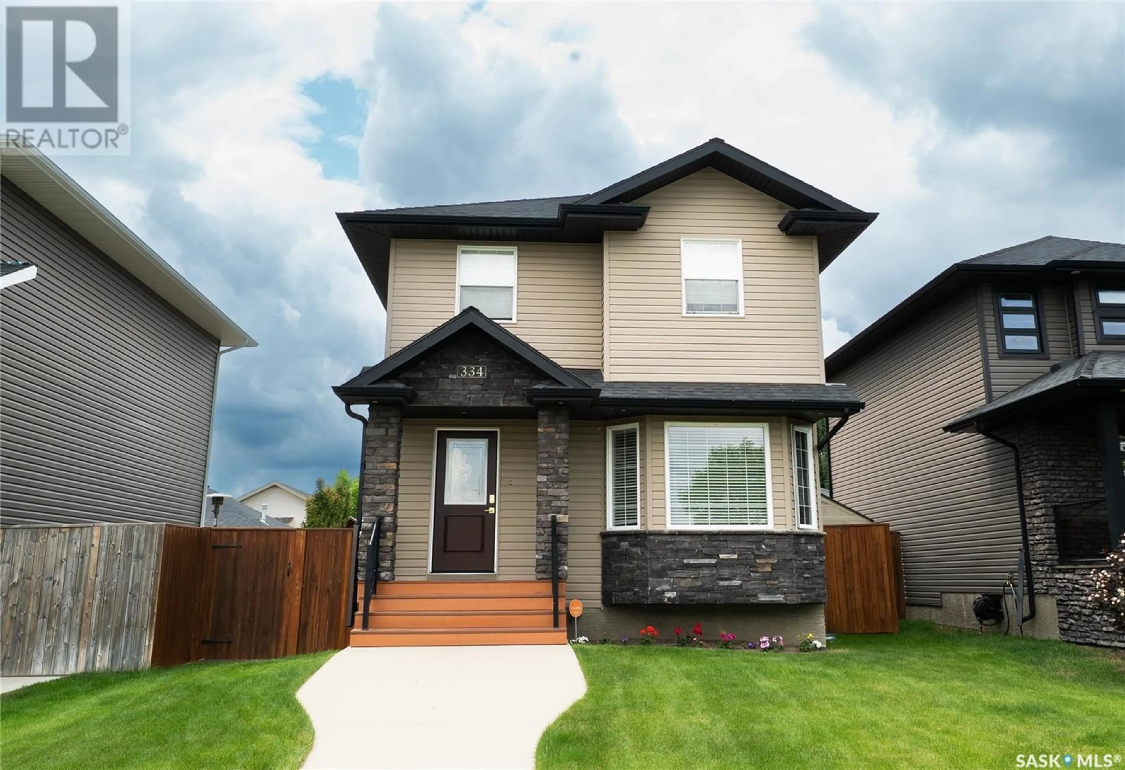 Home with vinyl exterior material, street for 334 STONEBRIDGE COMMON, Saskatoon Saskatchewan S7T0H2