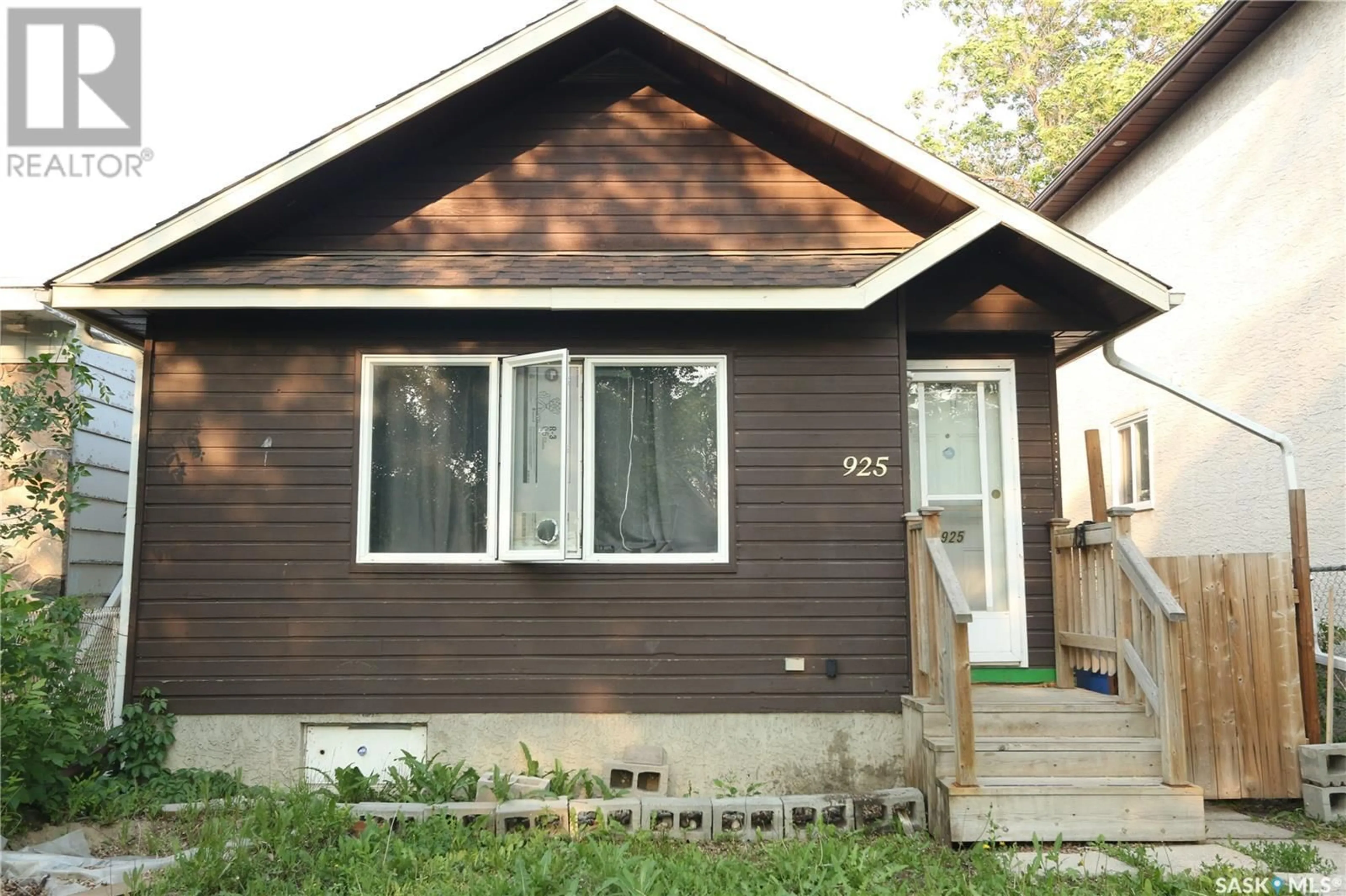 Home with vinyl exterior material, street for 925 MONTAGUE STREET, Regina Saskatchewan S4T3H4