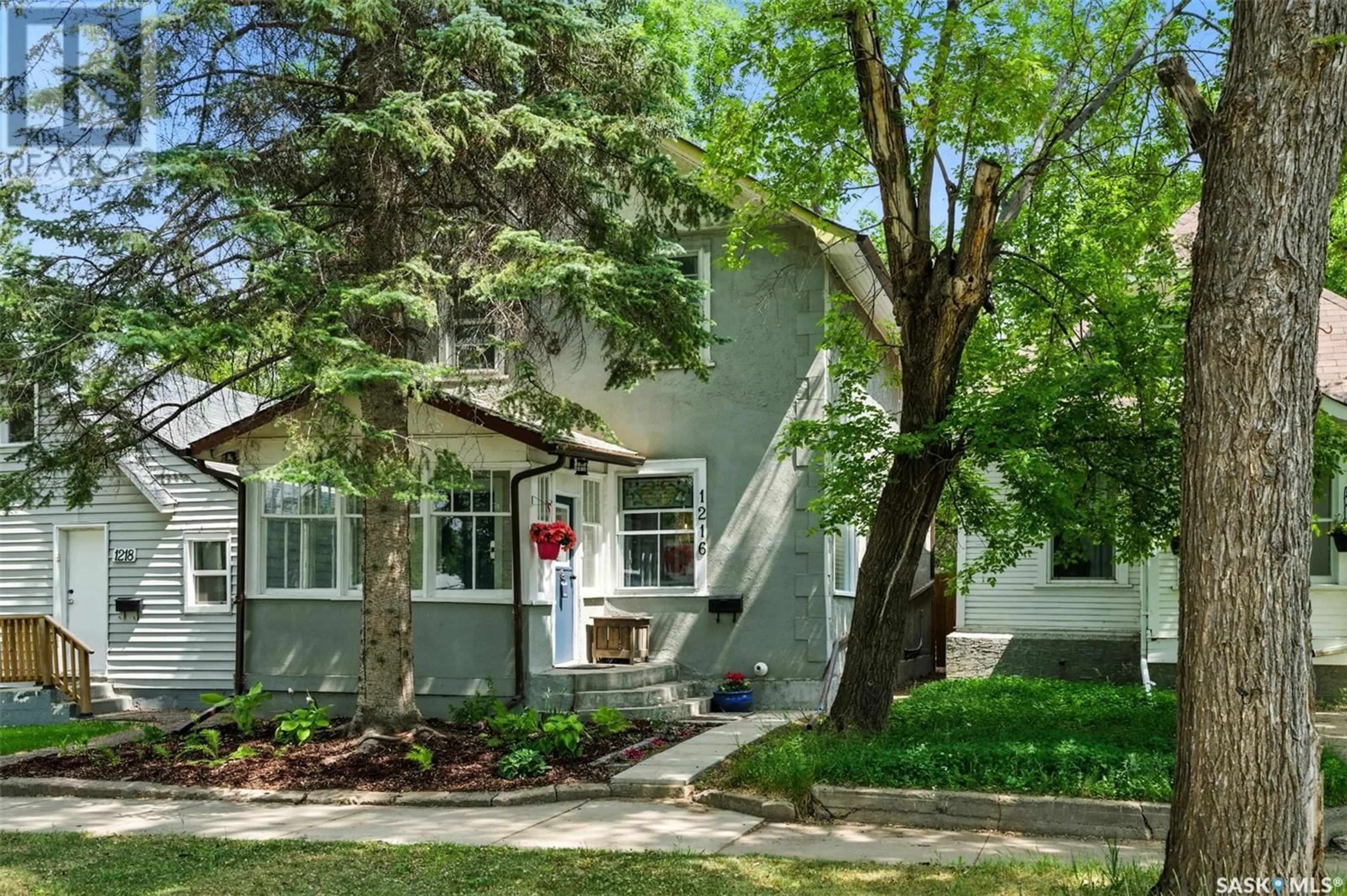 Home with vinyl exterior material, street for 1216 E AVENUE N, Saskatoon Saskatchewan S7L1T4
