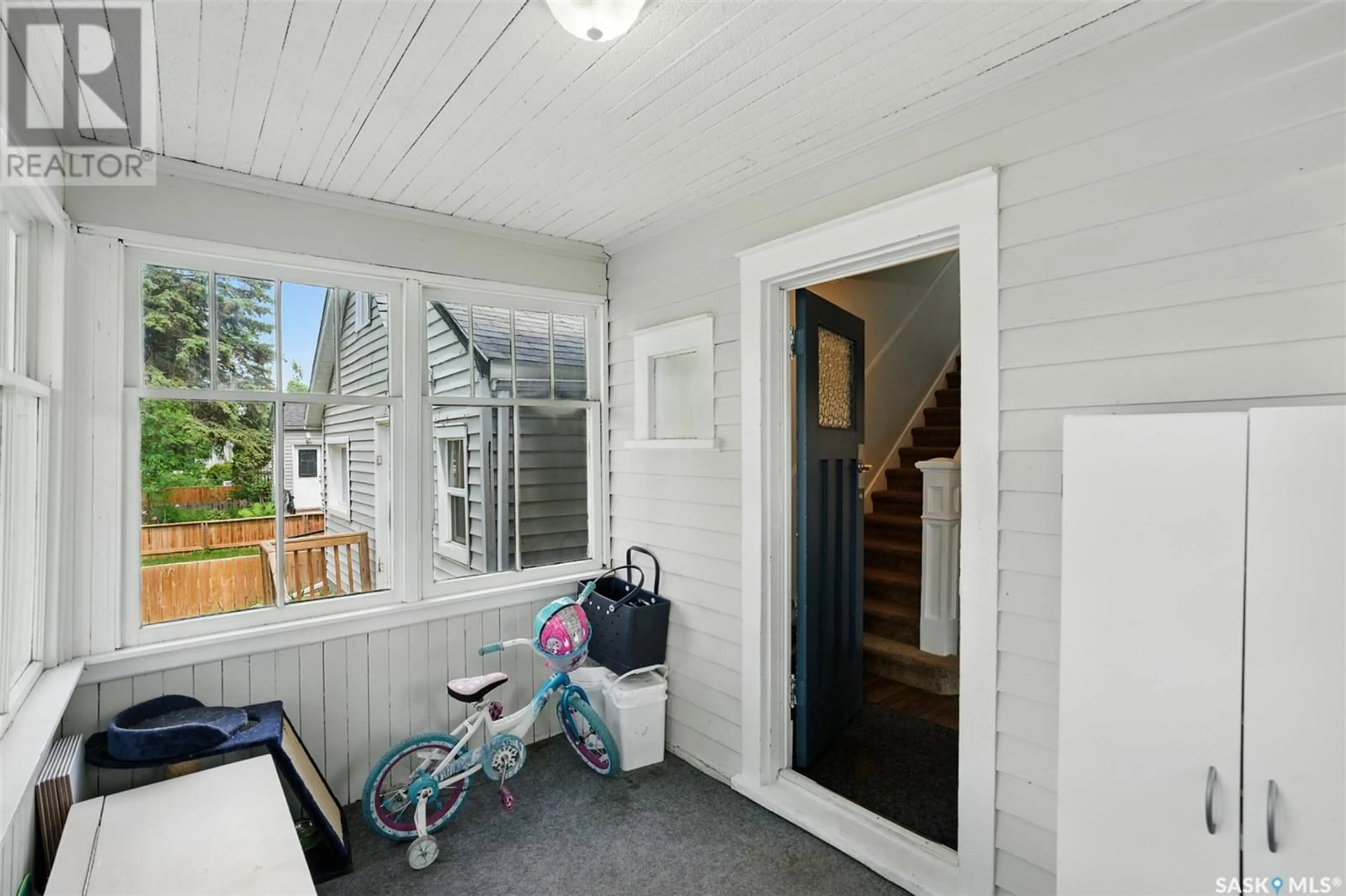 Indoor entryway for 1216 E AVENUE N, Saskatoon Saskatchewan S7L1T4