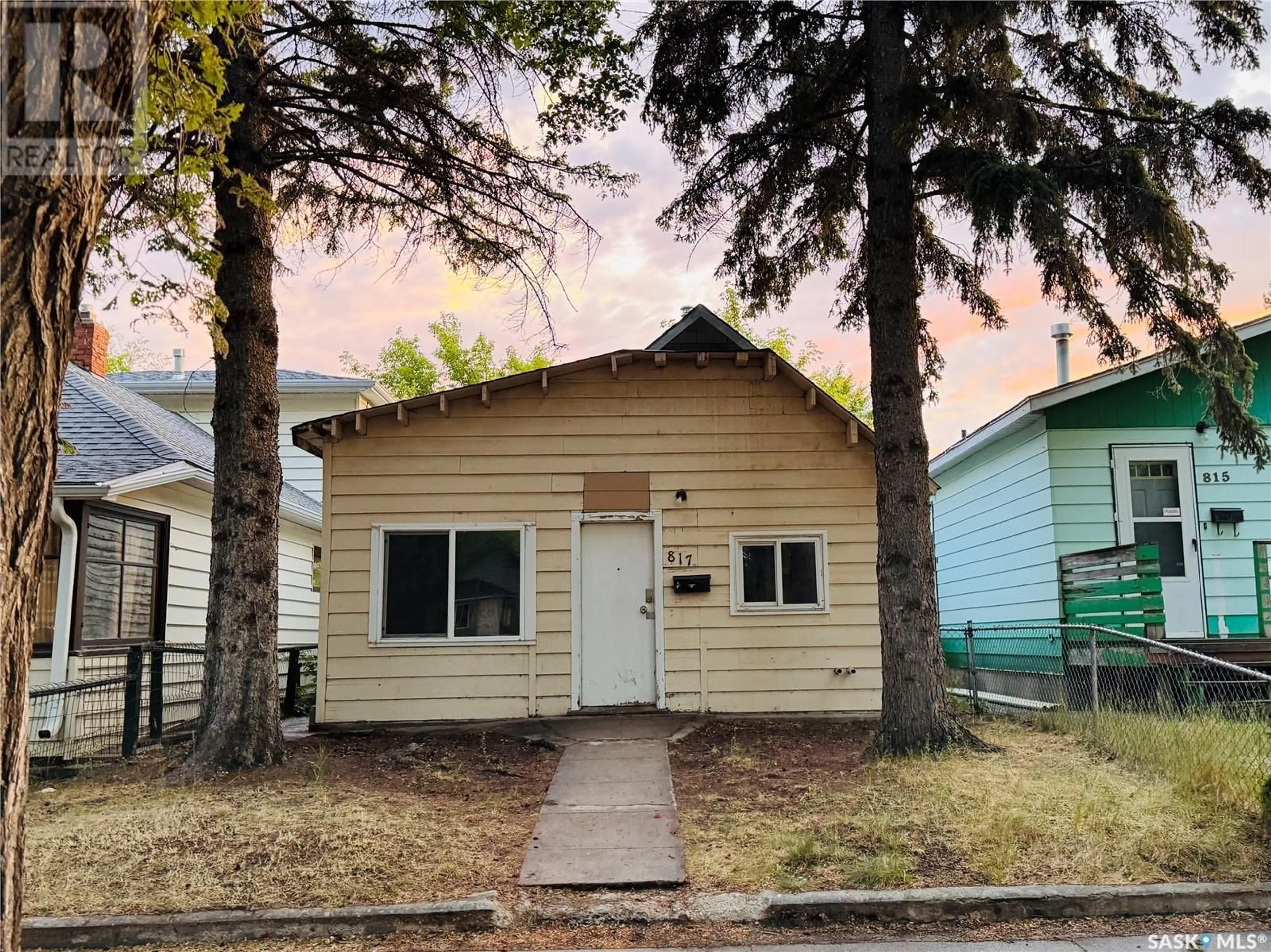Home with vinyl exterior material, street for 817 I AVENUE, Saskatoon Saskatchewan S7M2B4