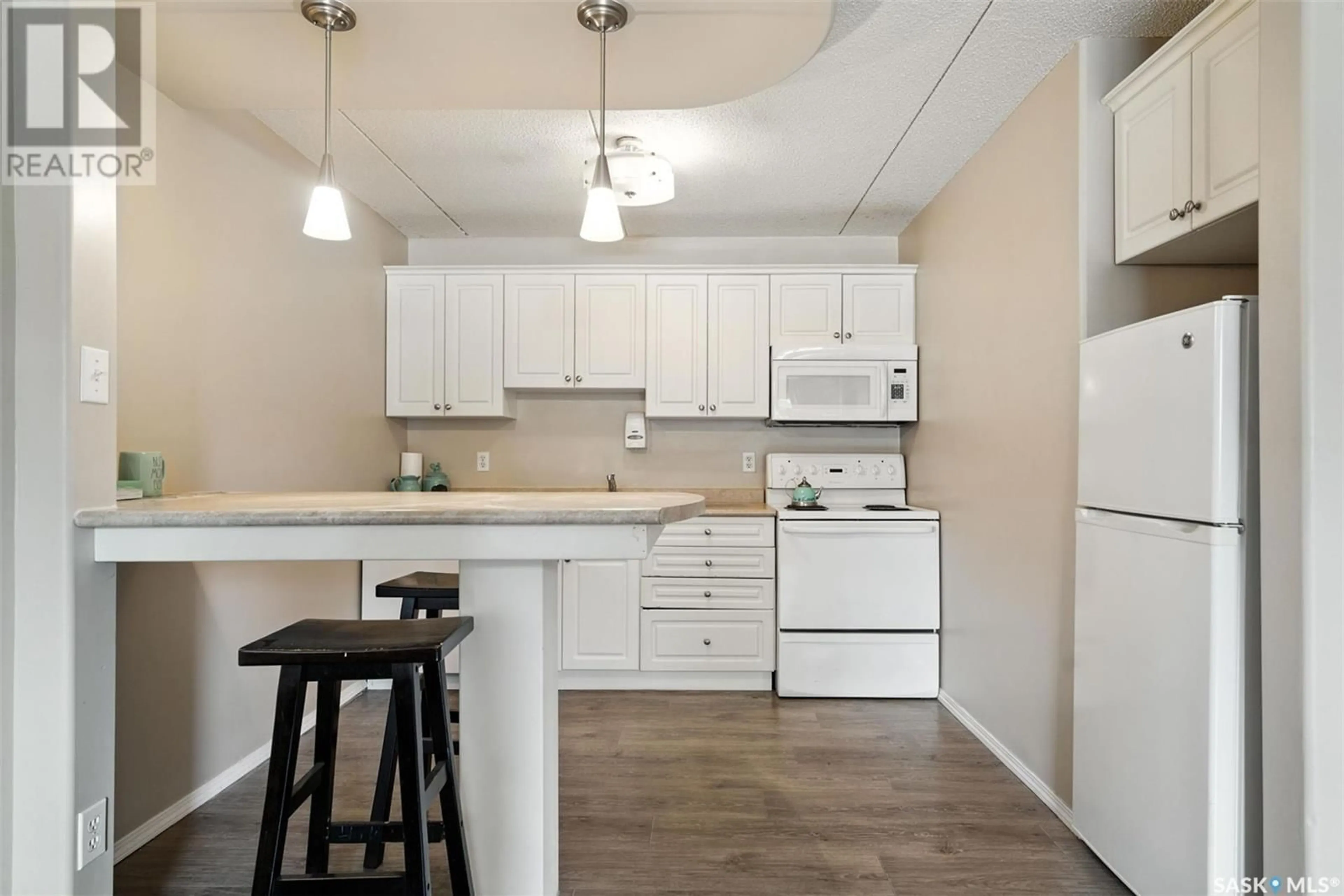 Standard kitchen, wood/laminate floor for 20 - 15 ASSINIBOINE DRIVE, Saskatoon Saskatchewan S7K1H2