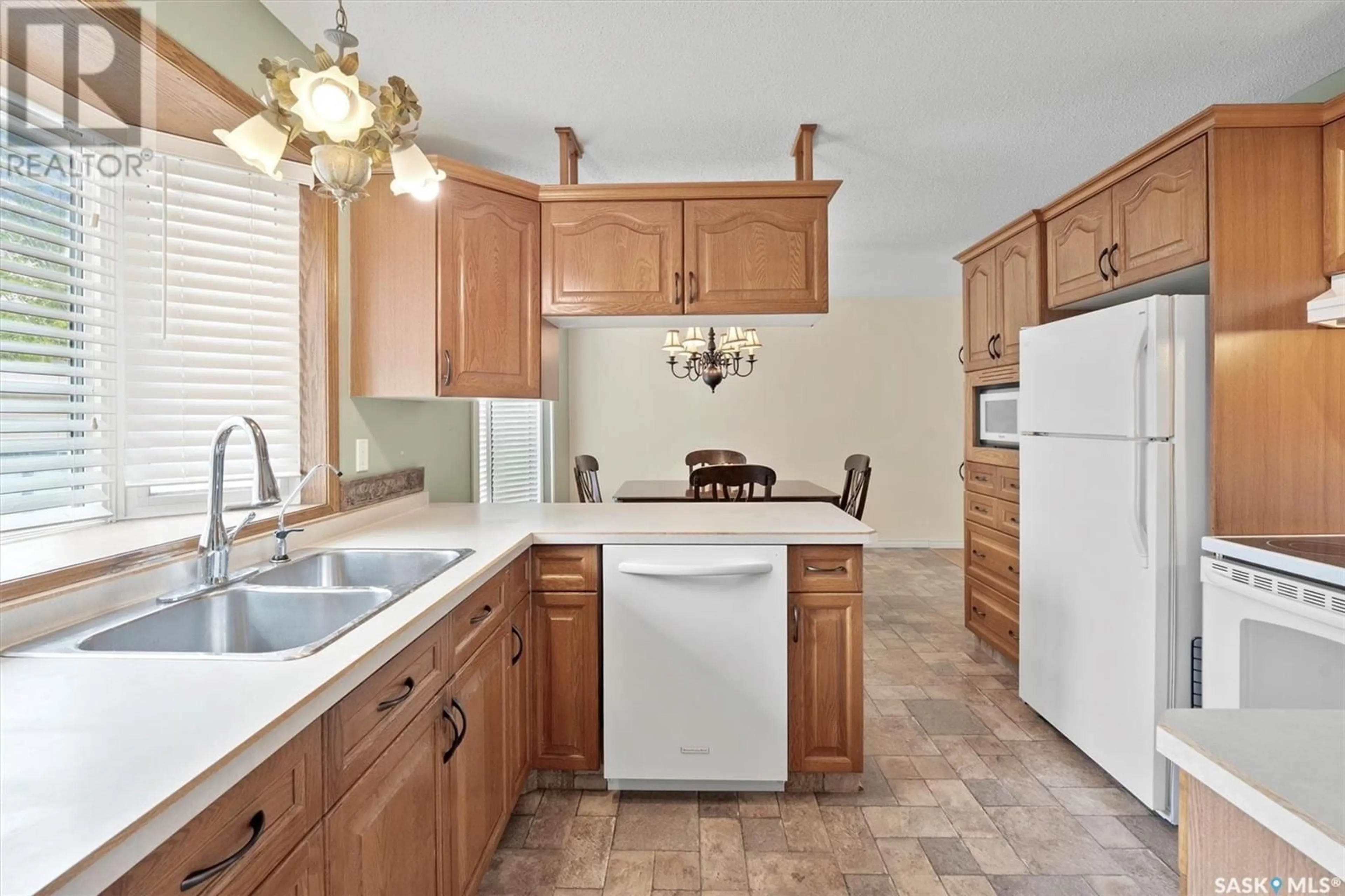 Standard kitchen, ceramic/tile floor for 43 O'NEIL CRESCENT, Saskatoon Saskatchewan S7N1W7