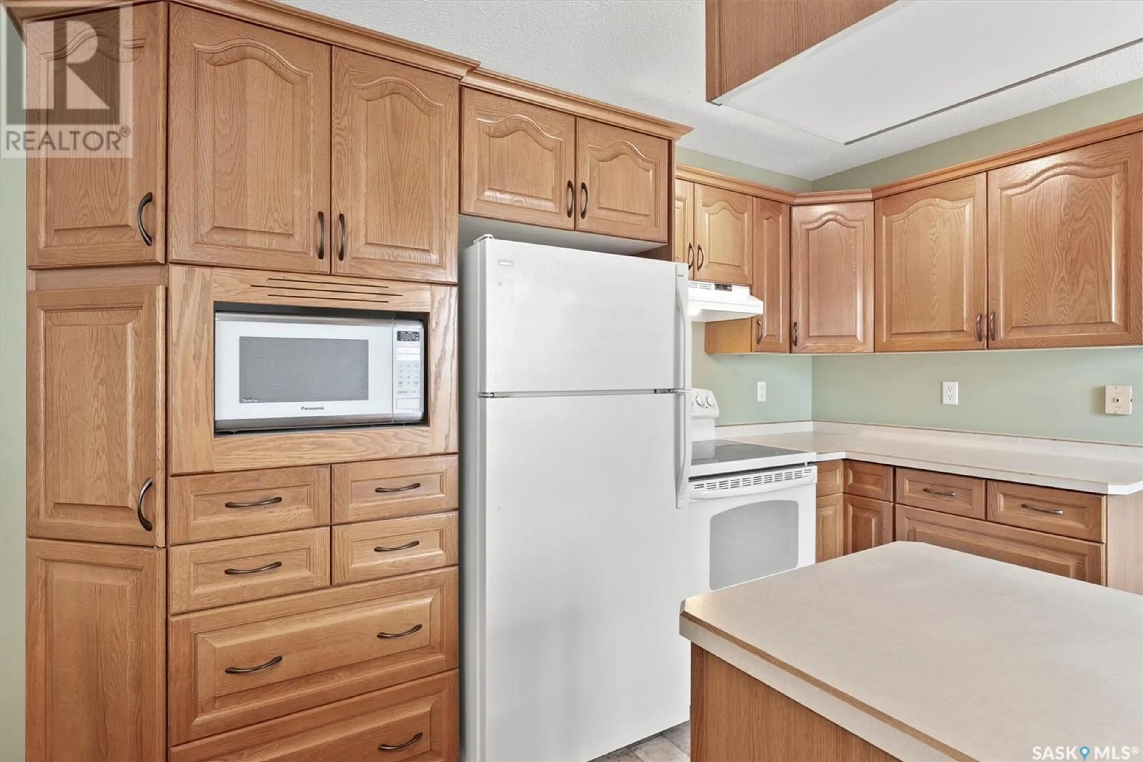 Standard kitchen, unknown for 43 O'NEIL CRESCENT, Saskatoon Saskatchewan S7N1W7
