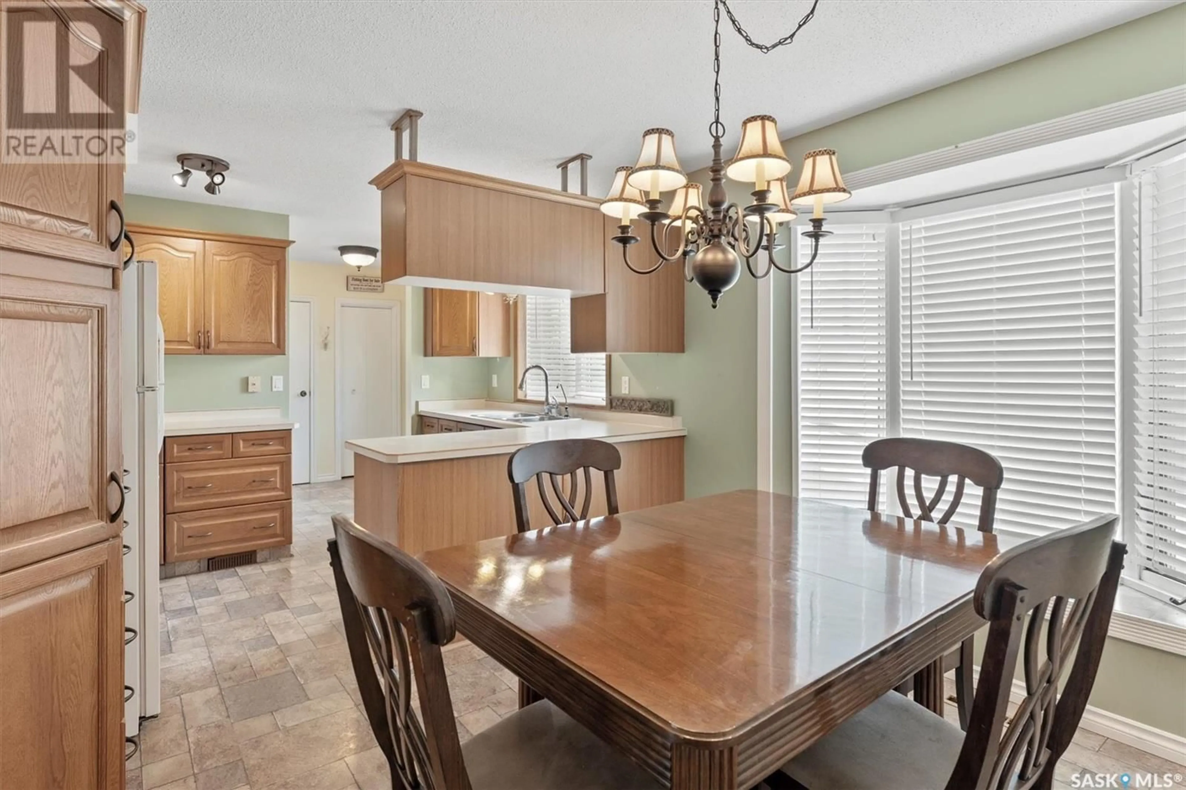 Open concept kitchen, ceramic/tile floor for 43 O'NEIL CRESCENT, Saskatoon Saskatchewan S7N1W7