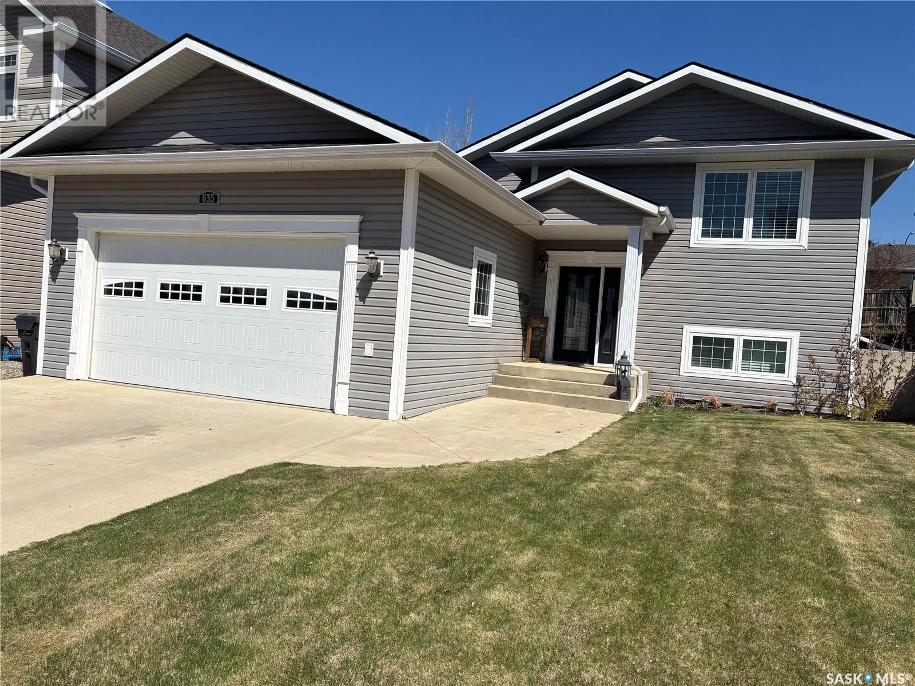 Home with vinyl exterior material, street for 635 4TH AVENUE, Swift Current Saskatchewan S9H0Y7