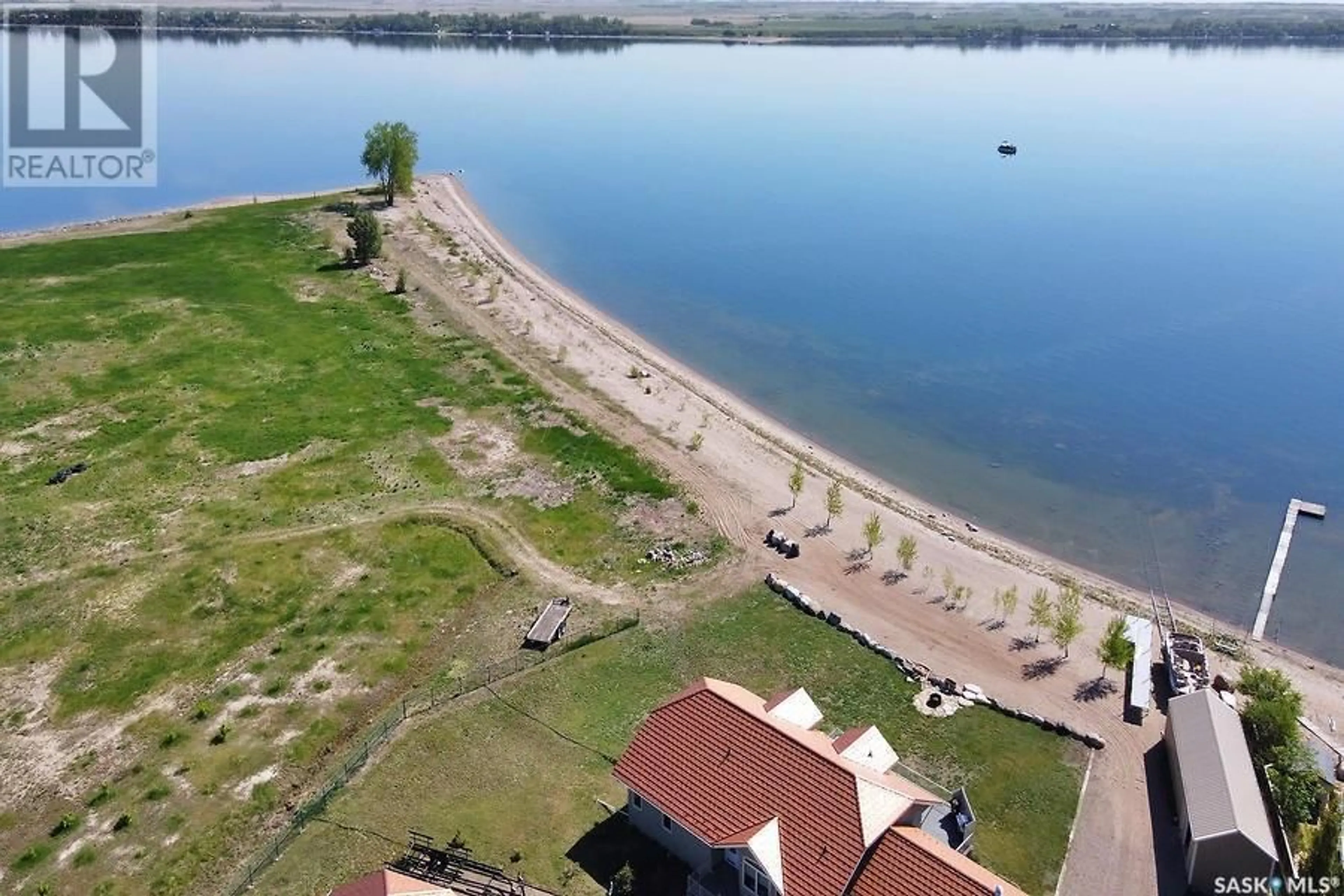 A pic from outside/outdoor area/front of a property/back of a property/a pic from drone, water/lake/river/ocean view for 400 LAKESHORE DRIVE, Wee Too Beach Saskatchewan S0G1C0