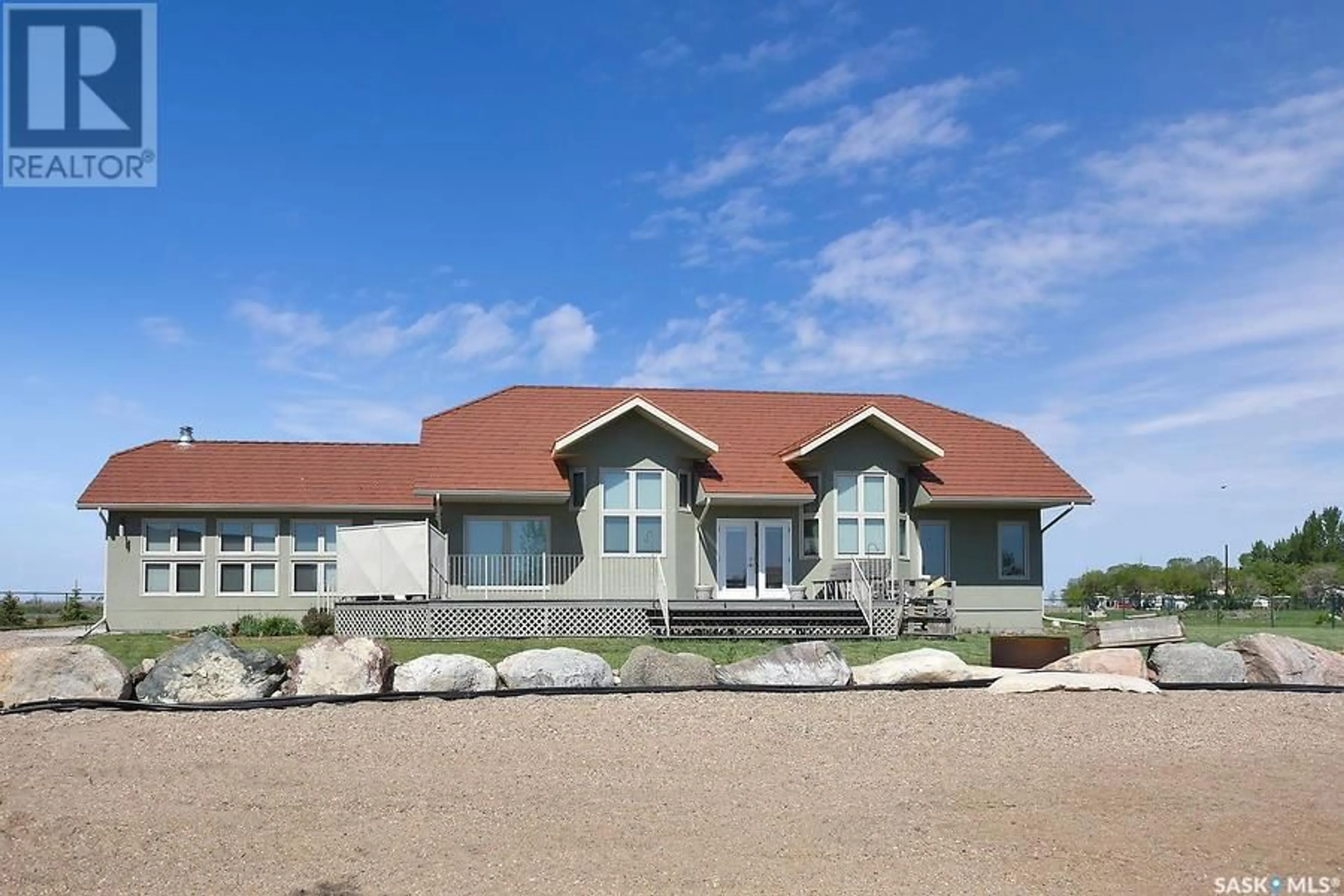 Home with vinyl exterior material, unknown for 400 LAKESHORE DRIVE, Wee Too Beach Saskatchewan S0G1C0