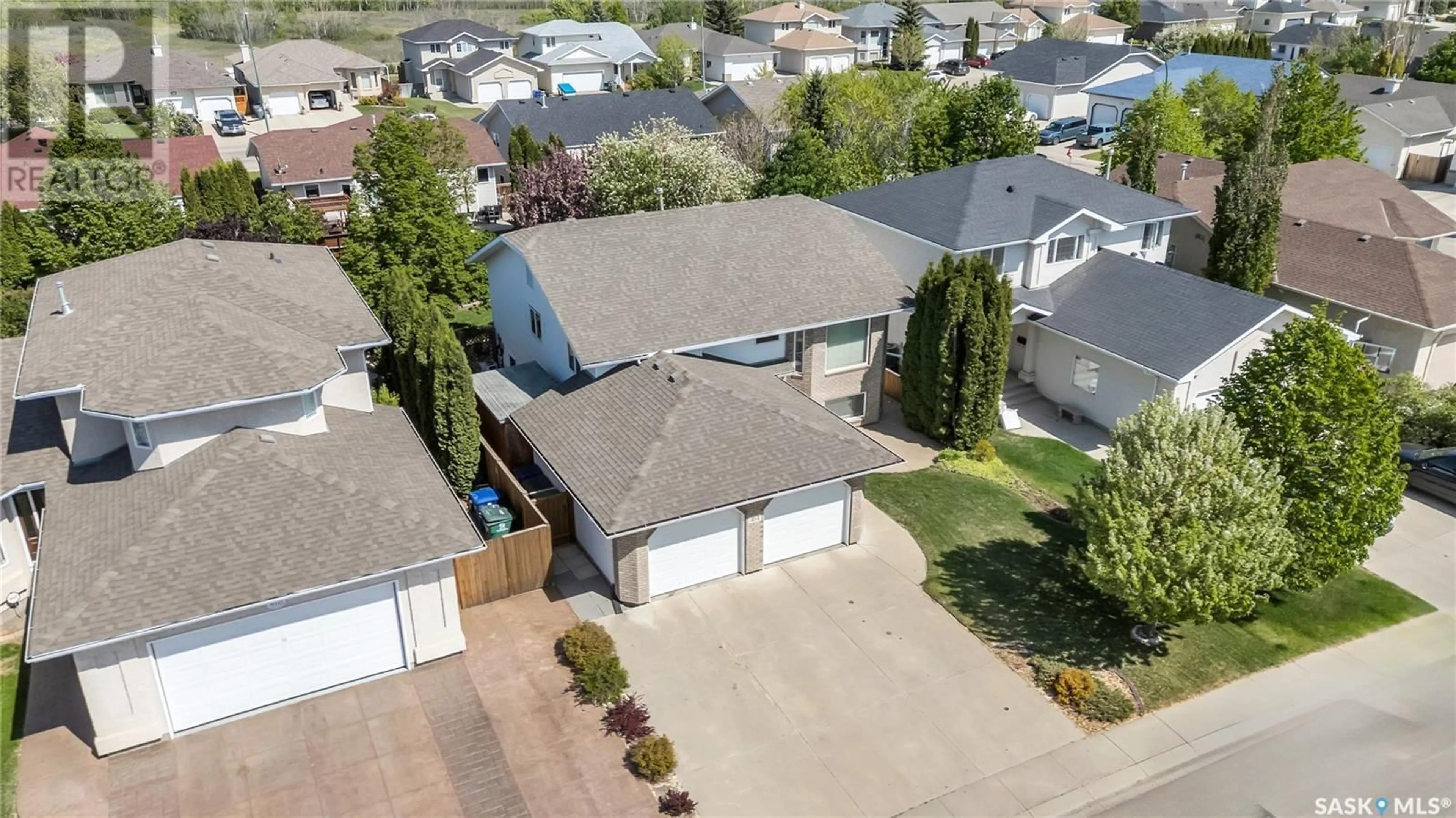 A pic from outside/outdoor area/front of a property/back of a property/a pic from drone, street for 414 BEERLING CRESCENT, Saskatoon Saskatchewan S7S1K5