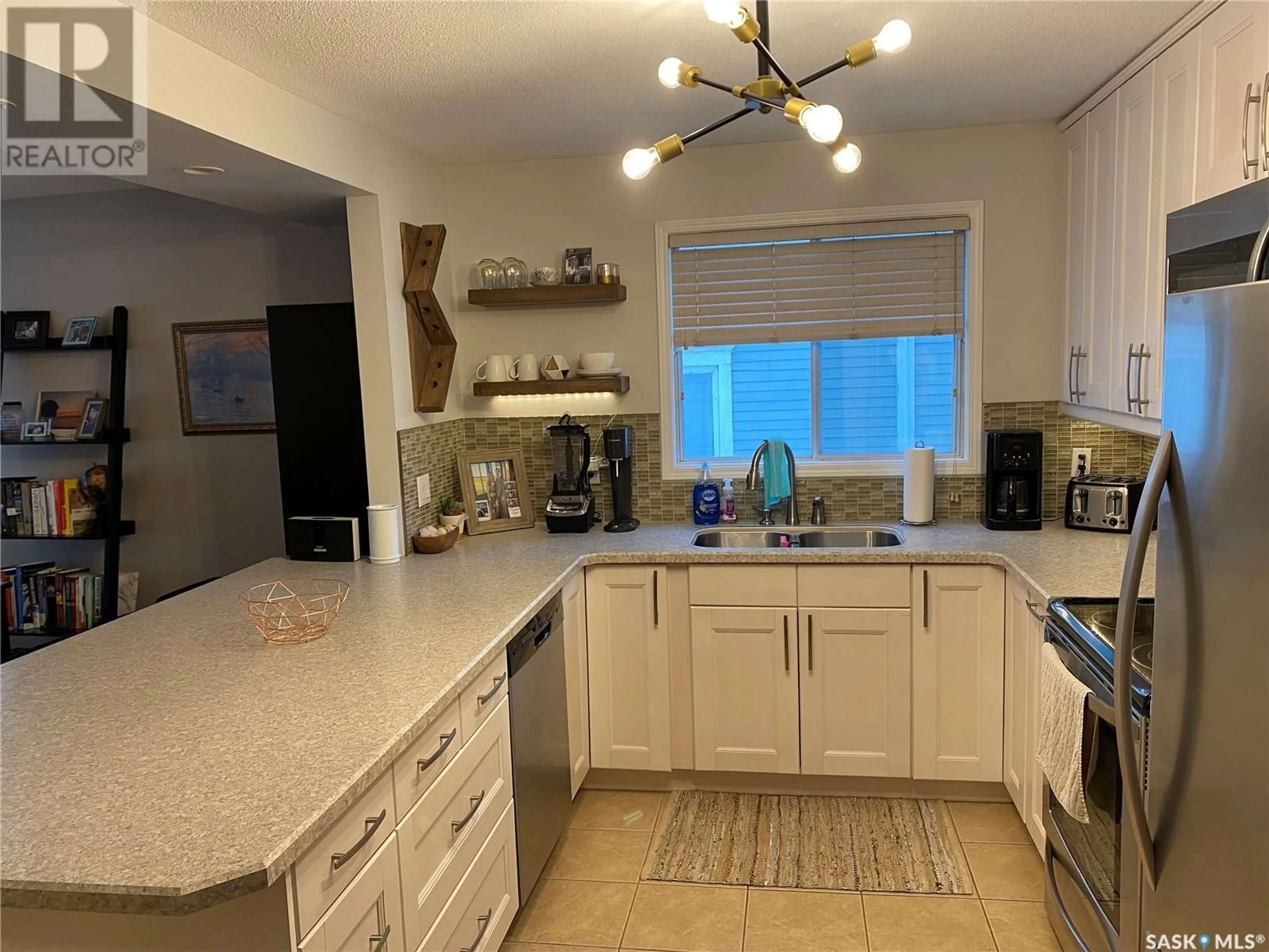 Open concept kitchen, ceramic/tile floor for 102 428 4TH AVENUE, Saskatoon Saskatchewan S7K2M3