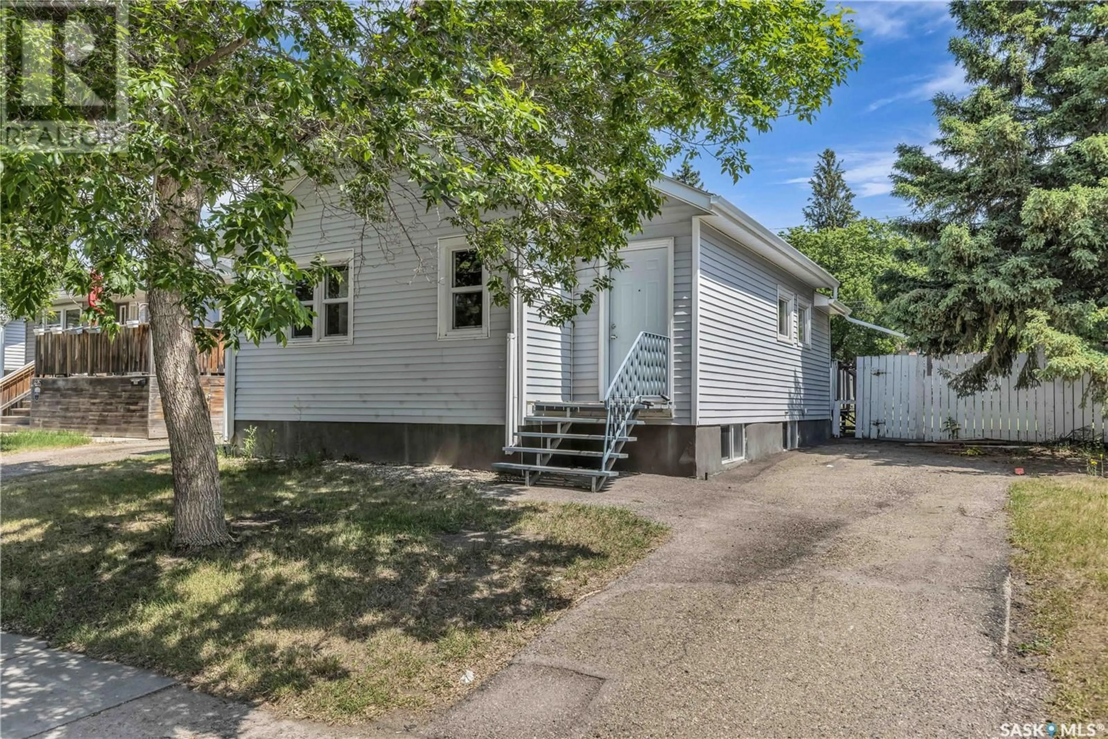Home with vinyl exterior material, street for 424 M AVENUE, Saskatoon Saskatchewan S7L2S6