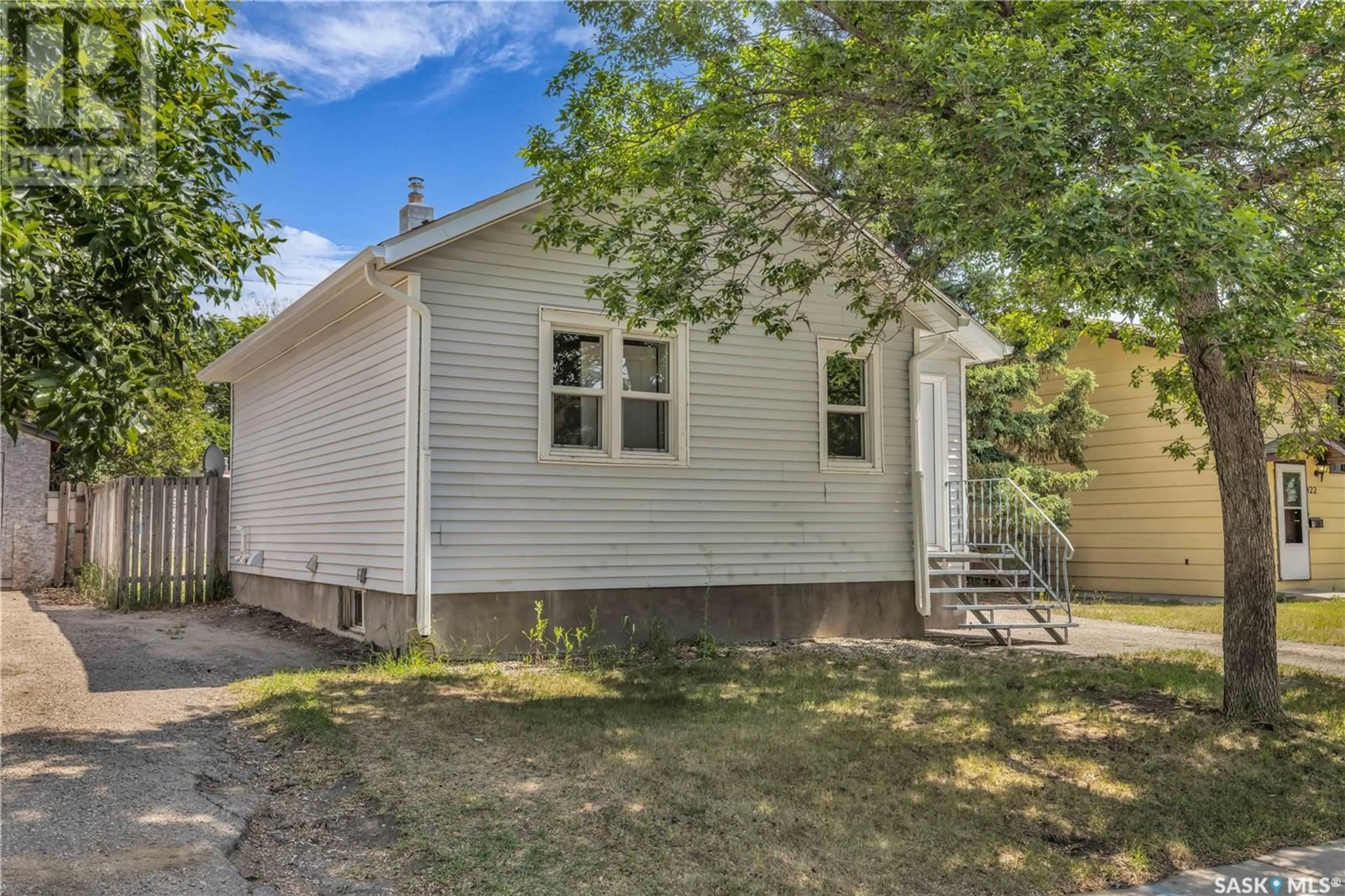 Home with vinyl exterior material, street for 424 M AVENUE, Saskatoon Saskatchewan S7L2S6