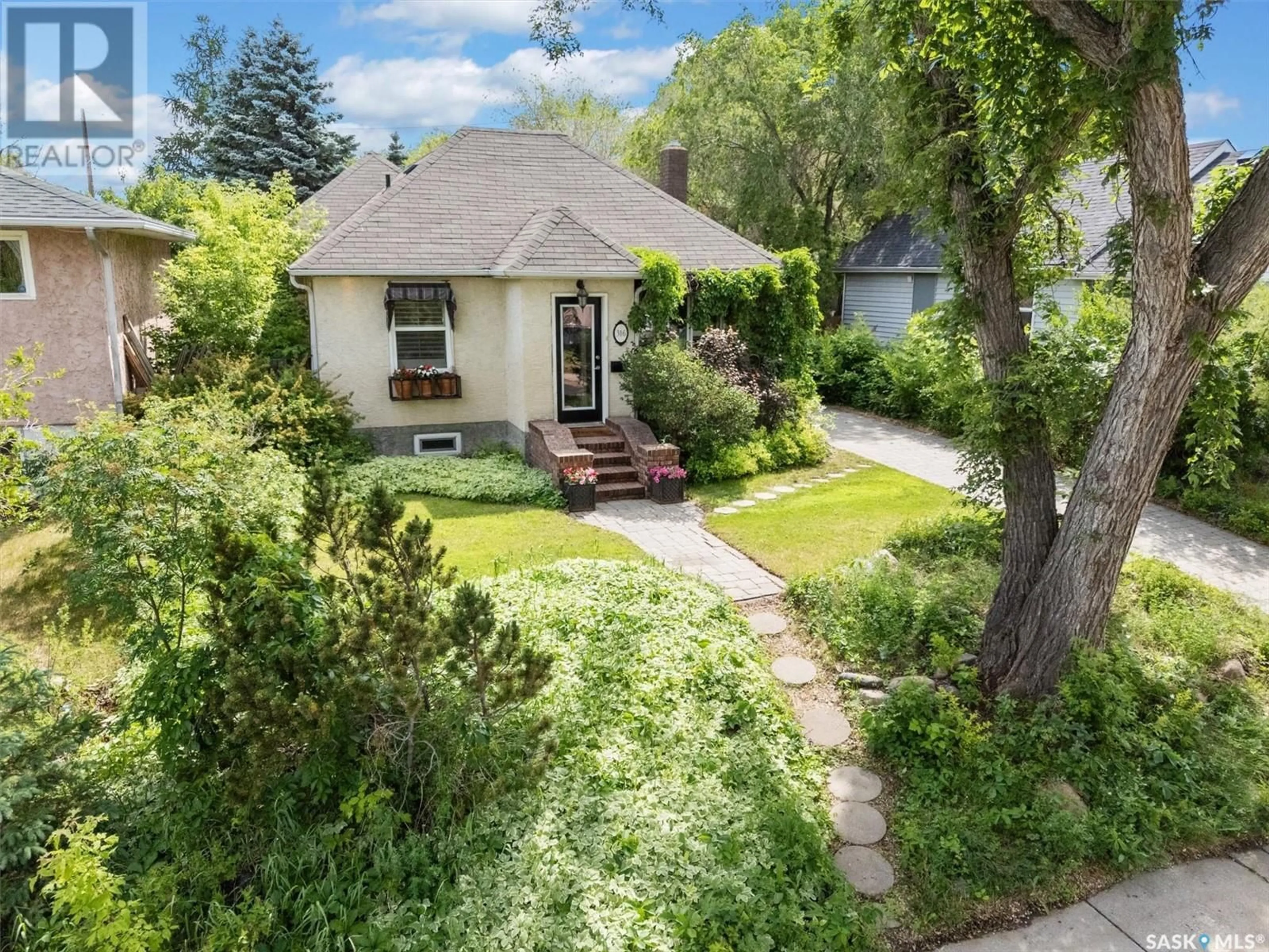 A pic from outside/outdoor area/front of a property/back of a property/a pic from drone, street for 316 V AVENUE, Saskatoon Saskatchewan S7M3E5