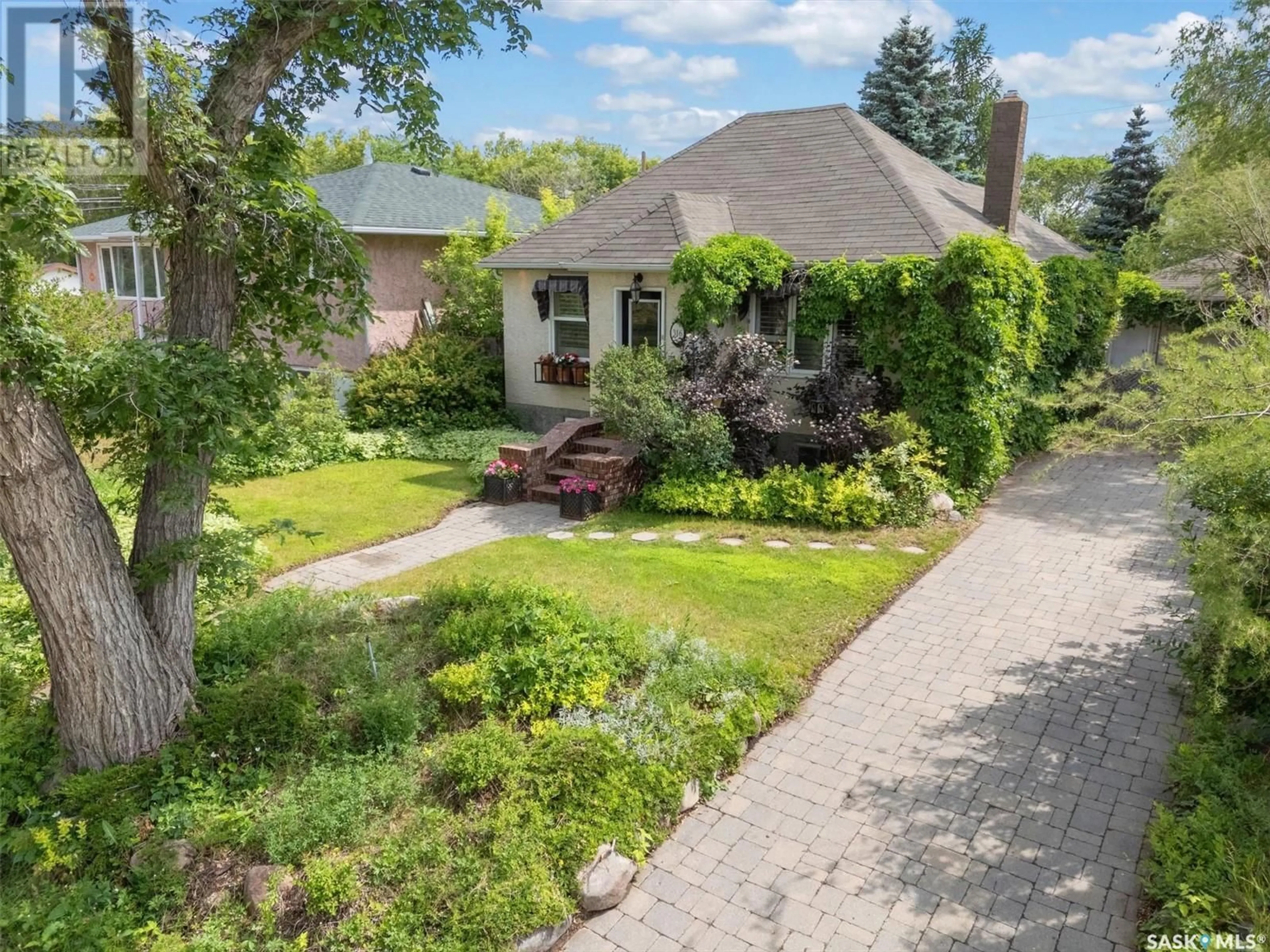 A pic from outside/outdoor area/front of a property/back of a property/a pic from drone, street for 316 V AVENUE, Saskatoon Saskatchewan S7M3E5