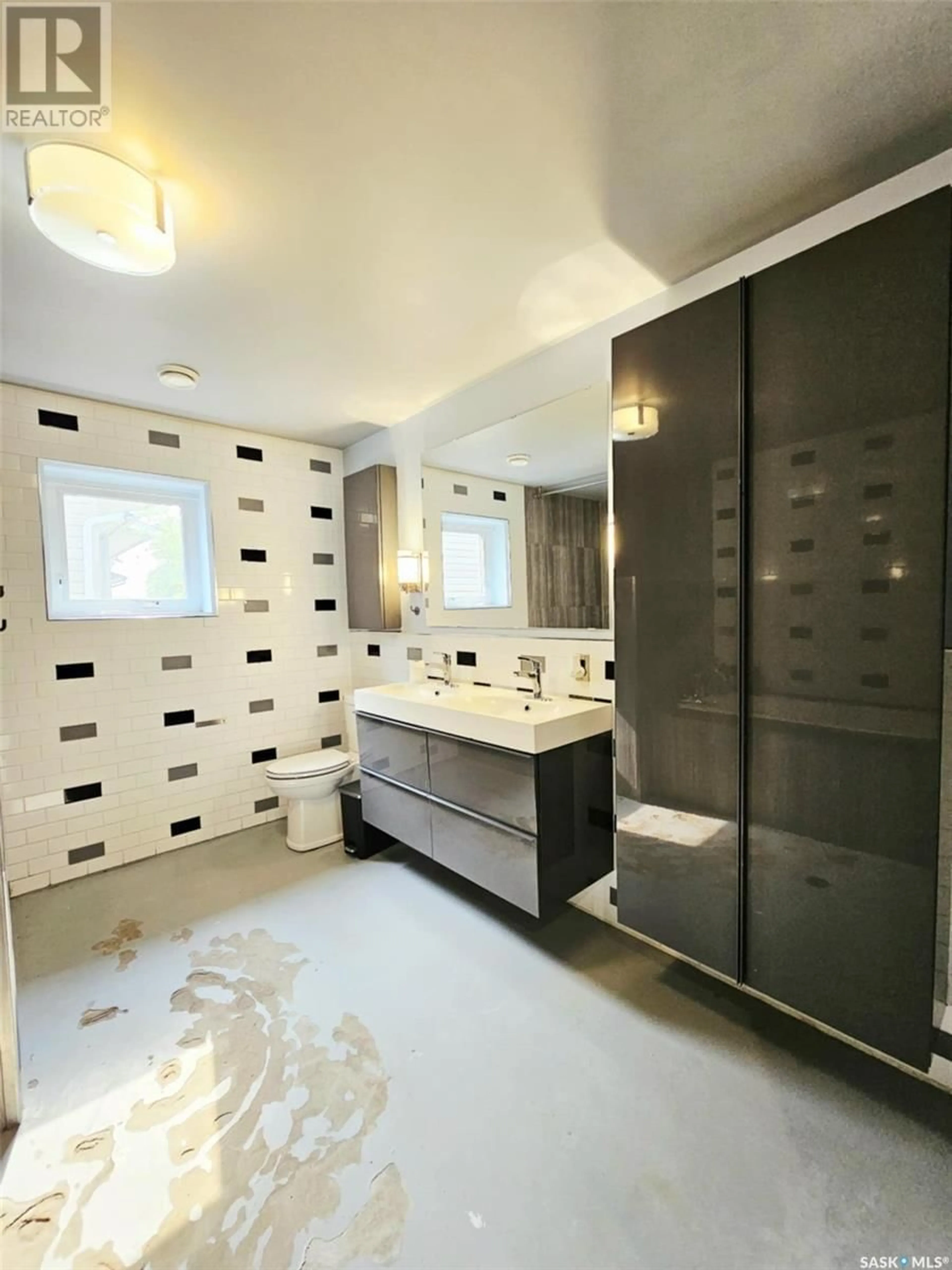 Contemporary bathroom, ceramic/tile floor for 347 MAPLE AVENUE, Yorkton Saskatchewan S3N1X2