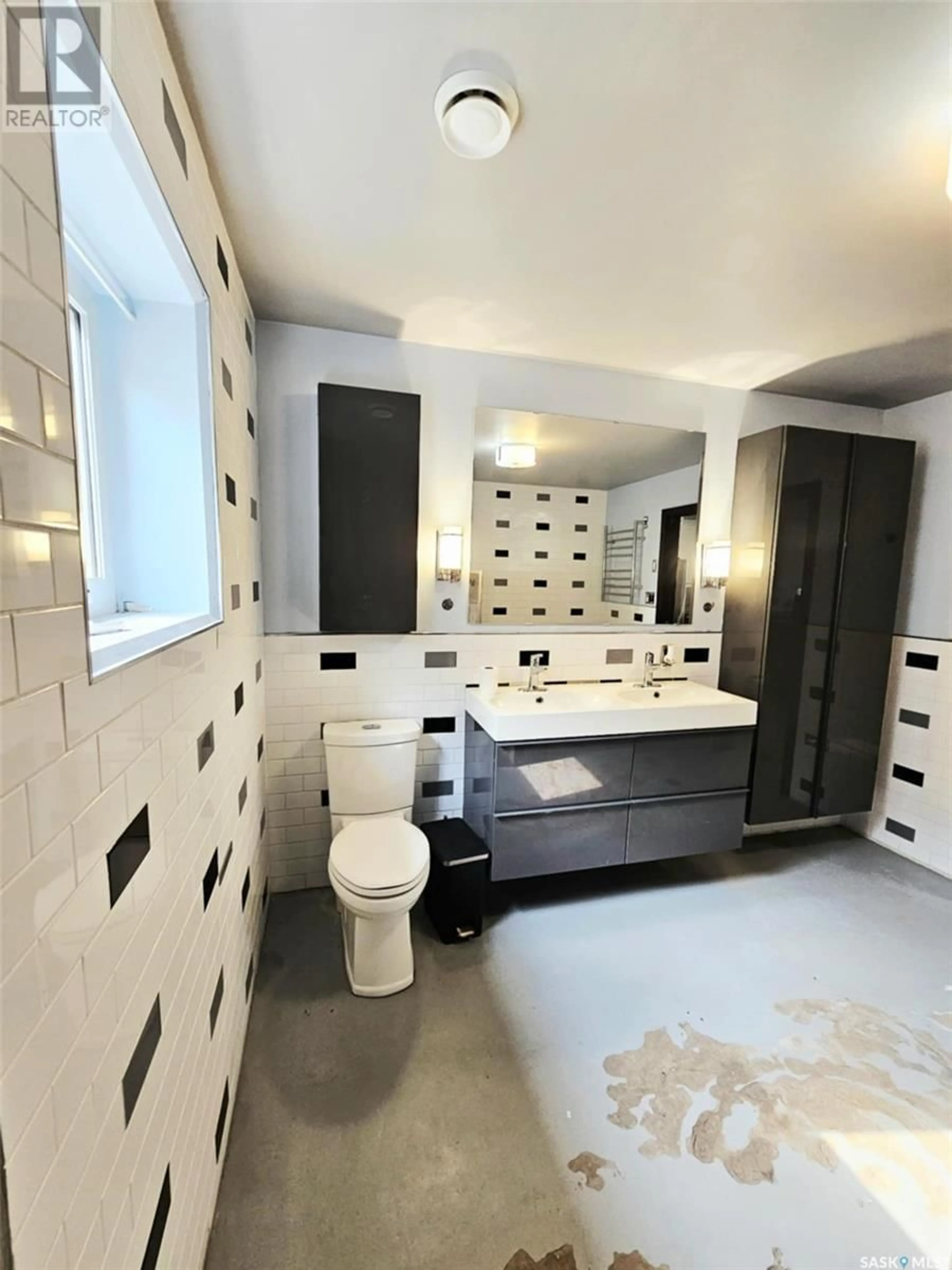 Contemporary bathroom, ceramic/tile floor for 347 MAPLE AVENUE, Yorkton Saskatchewan S3N1X2