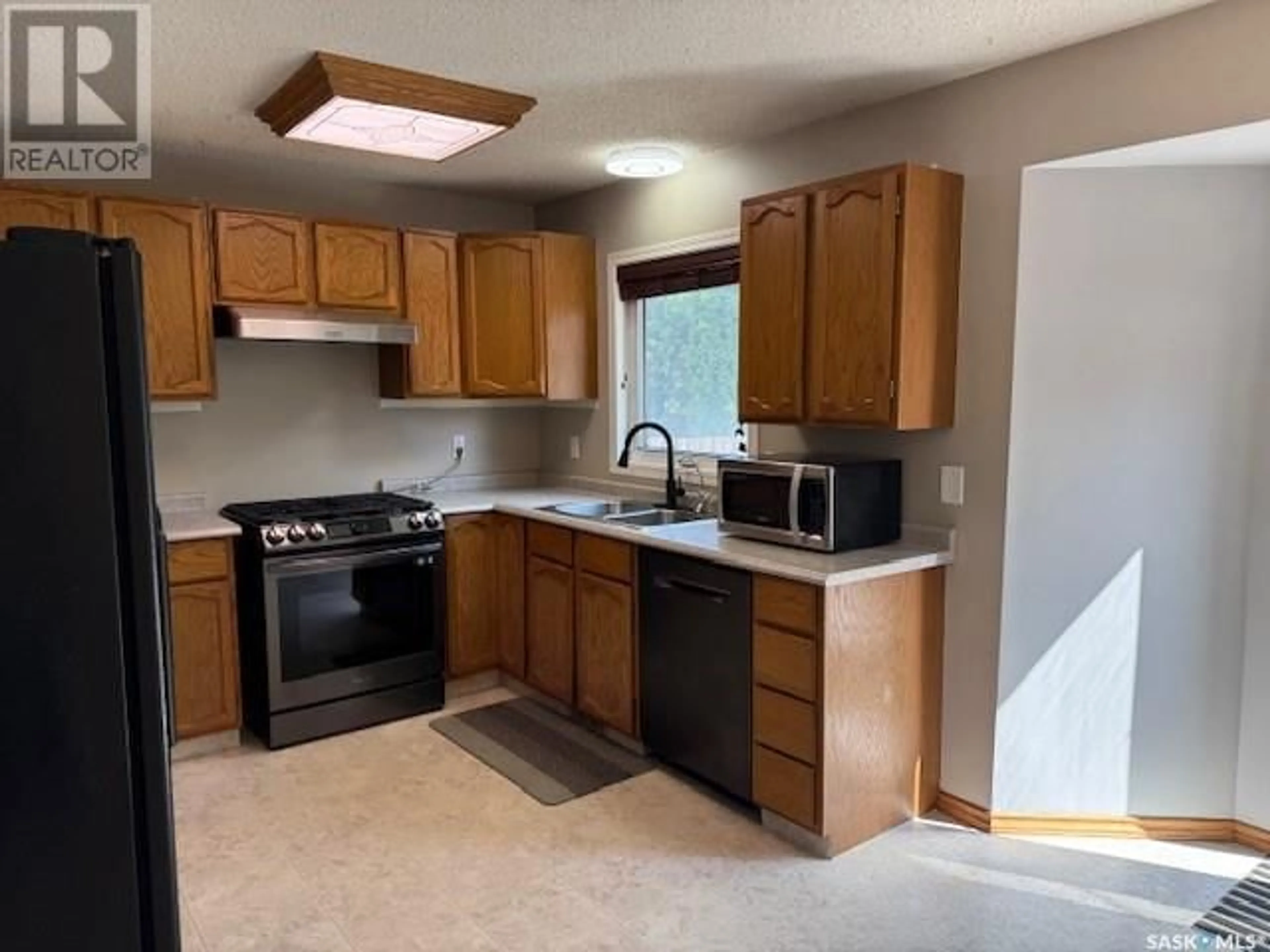 Standard kitchen, unknown for 3011 TRUESDALE DRIVE, Regina Saskatchewan S4V2E1