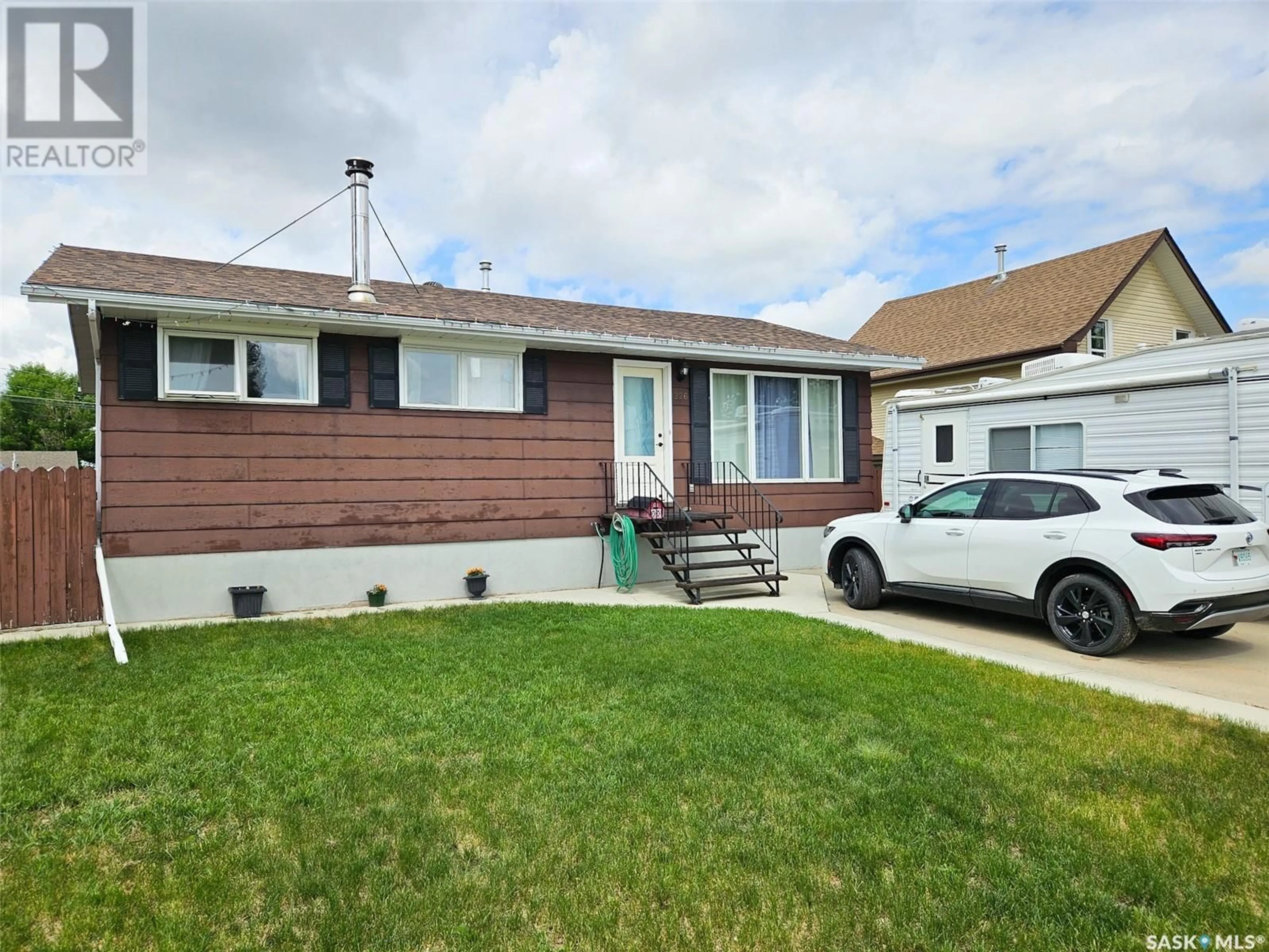 Home with vinyl exterior material, street for 226 6TH AVENUE, Swift Current Saskatchewan S9H3N8