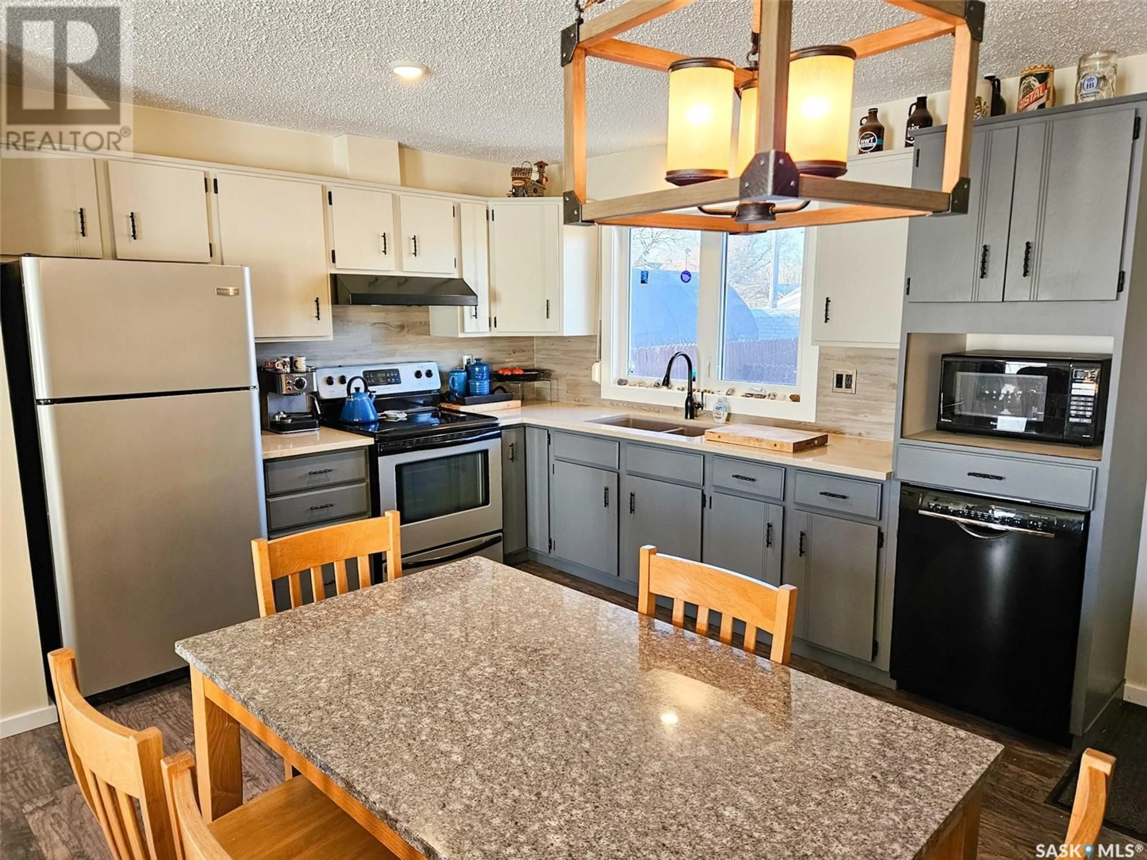 Open concept kitchen, unknown for 226 6TH AVENUE, Swift Current Saskatchewan S9H3N8