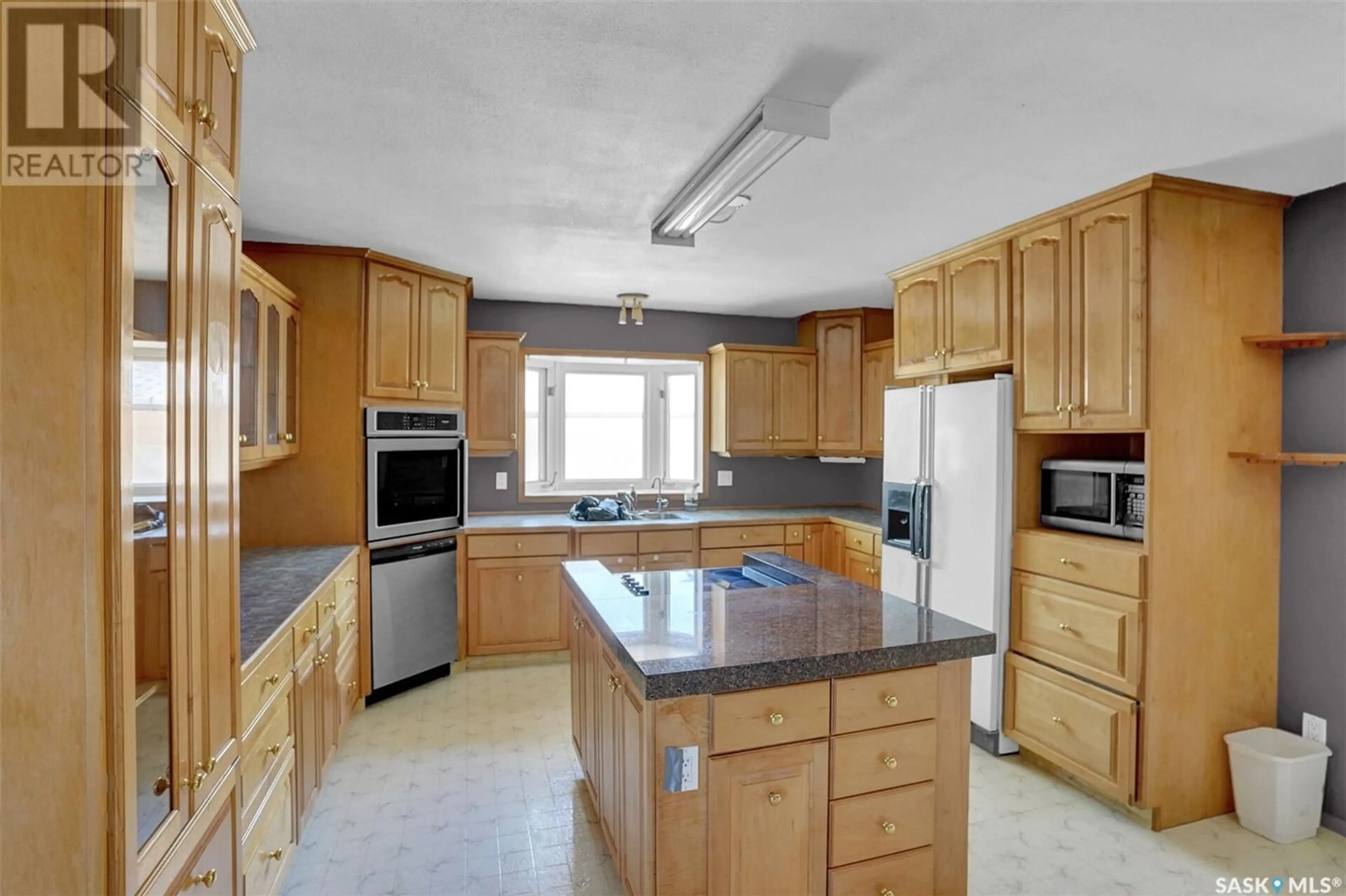 Open concept kitchen, unknown for 1560 ROTHWELL STREET, Regina Saskatchewan S4N2B6
