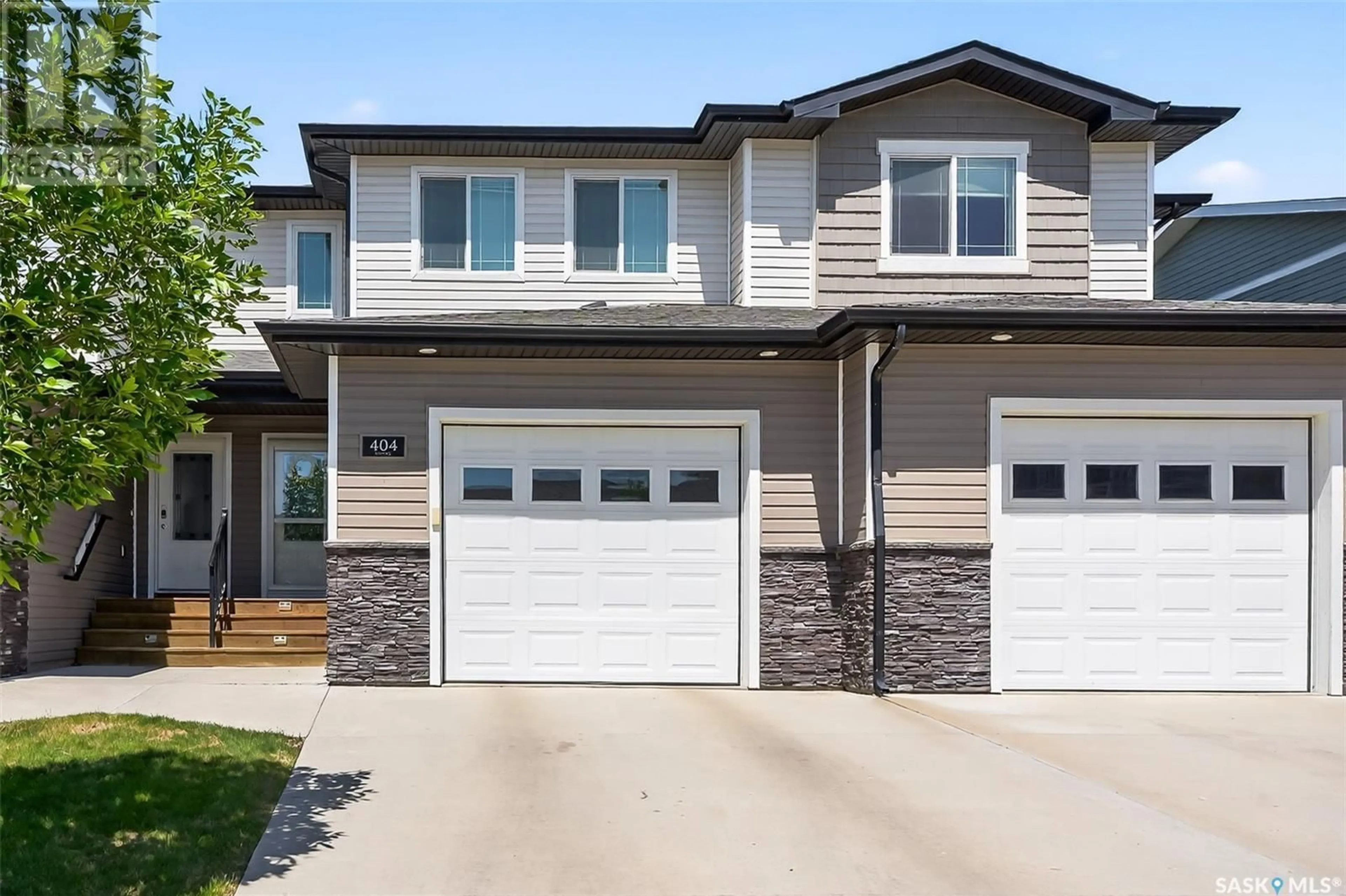 Home with vinyl exterior material, street for 404 940 BRADLEY STREET, Moose Jaw Saskatchewan S6H3M4