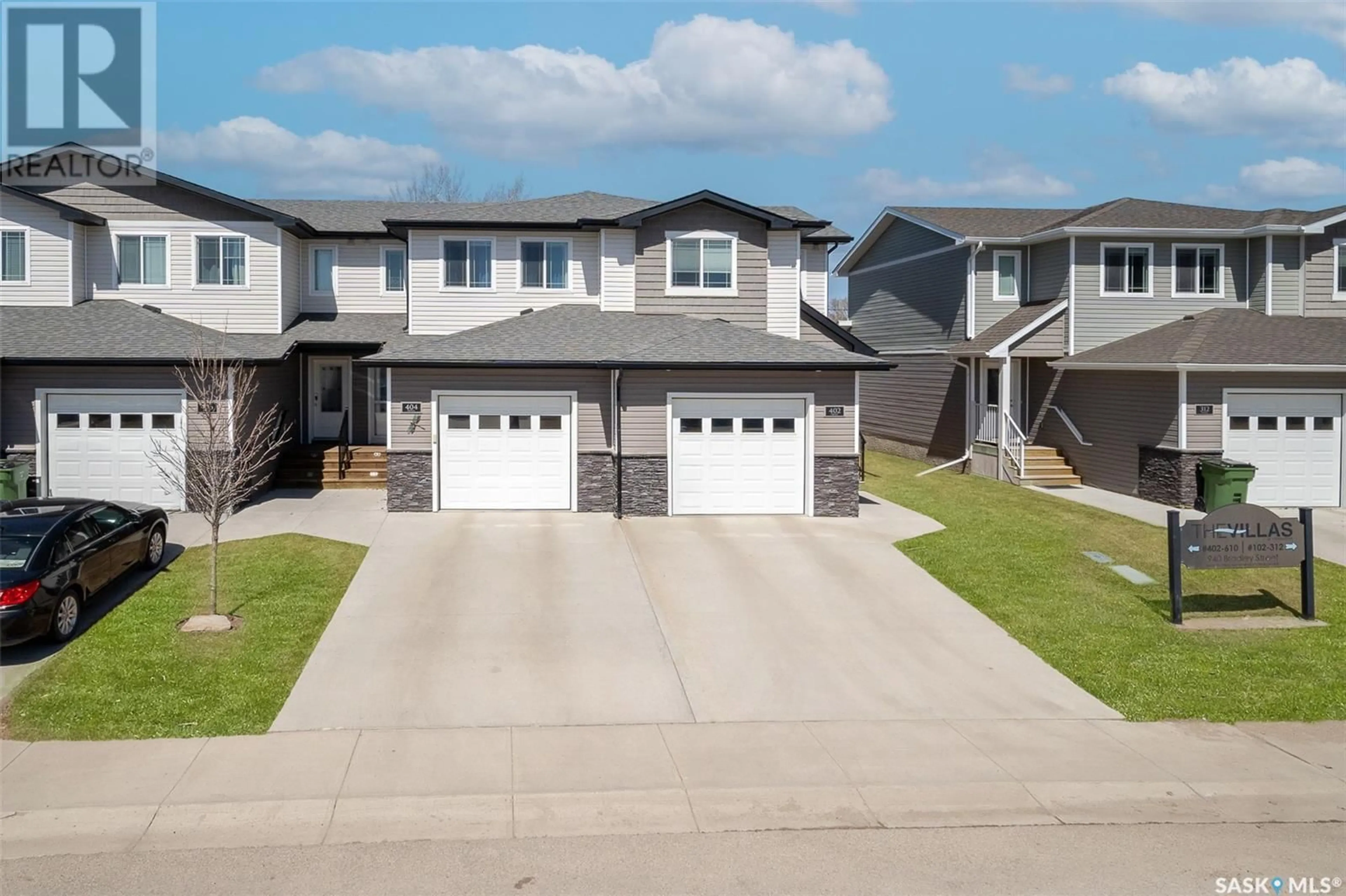 Home with vinyl exterior material, street for 404 940 BRADLEY STREET, Moose Jaw Saskatchewan S6H3M4