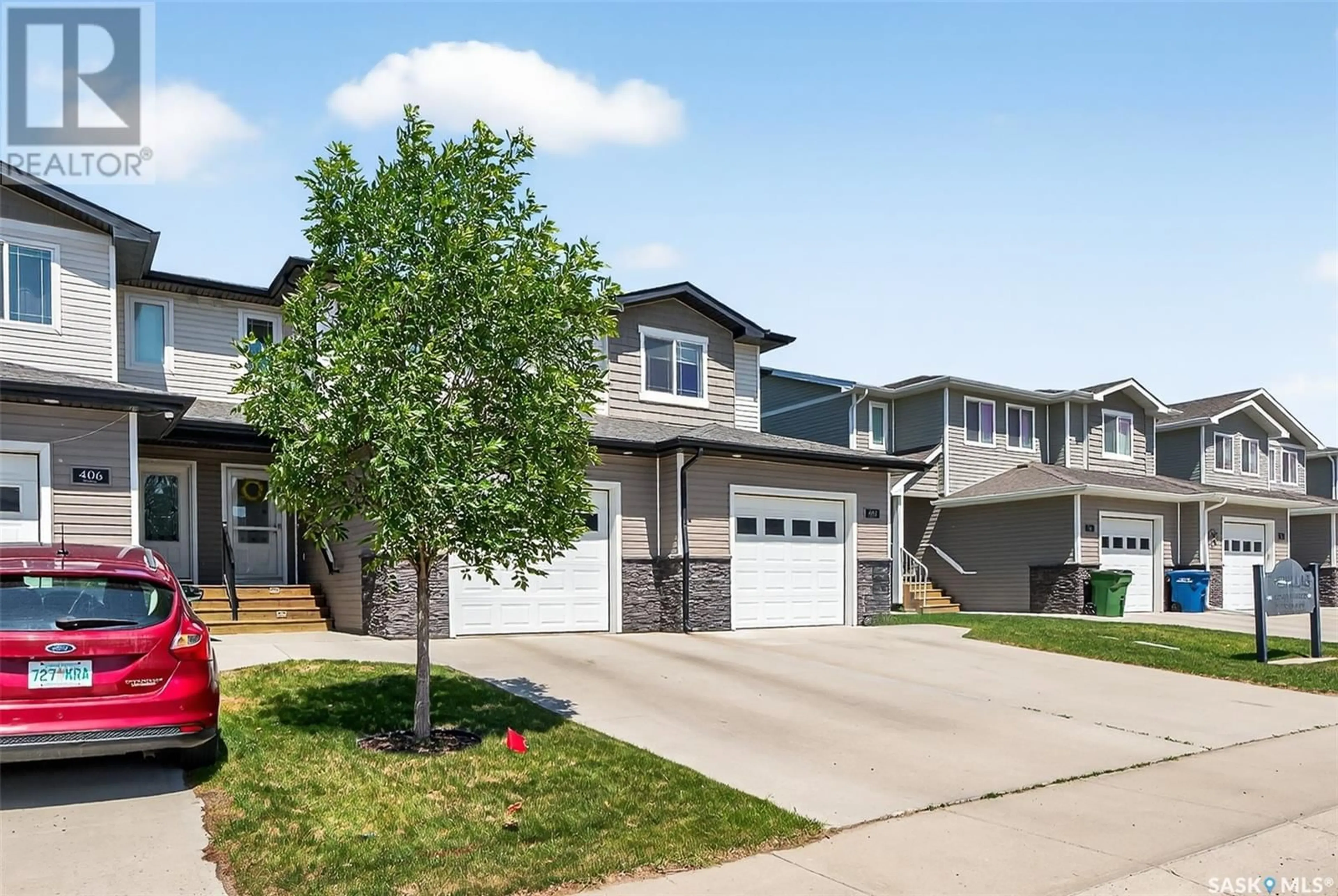 Home with vinyl exterior material, street for 404 940 BRADLEY STREET, Moose Jaw Saskatchewan S6H3M4