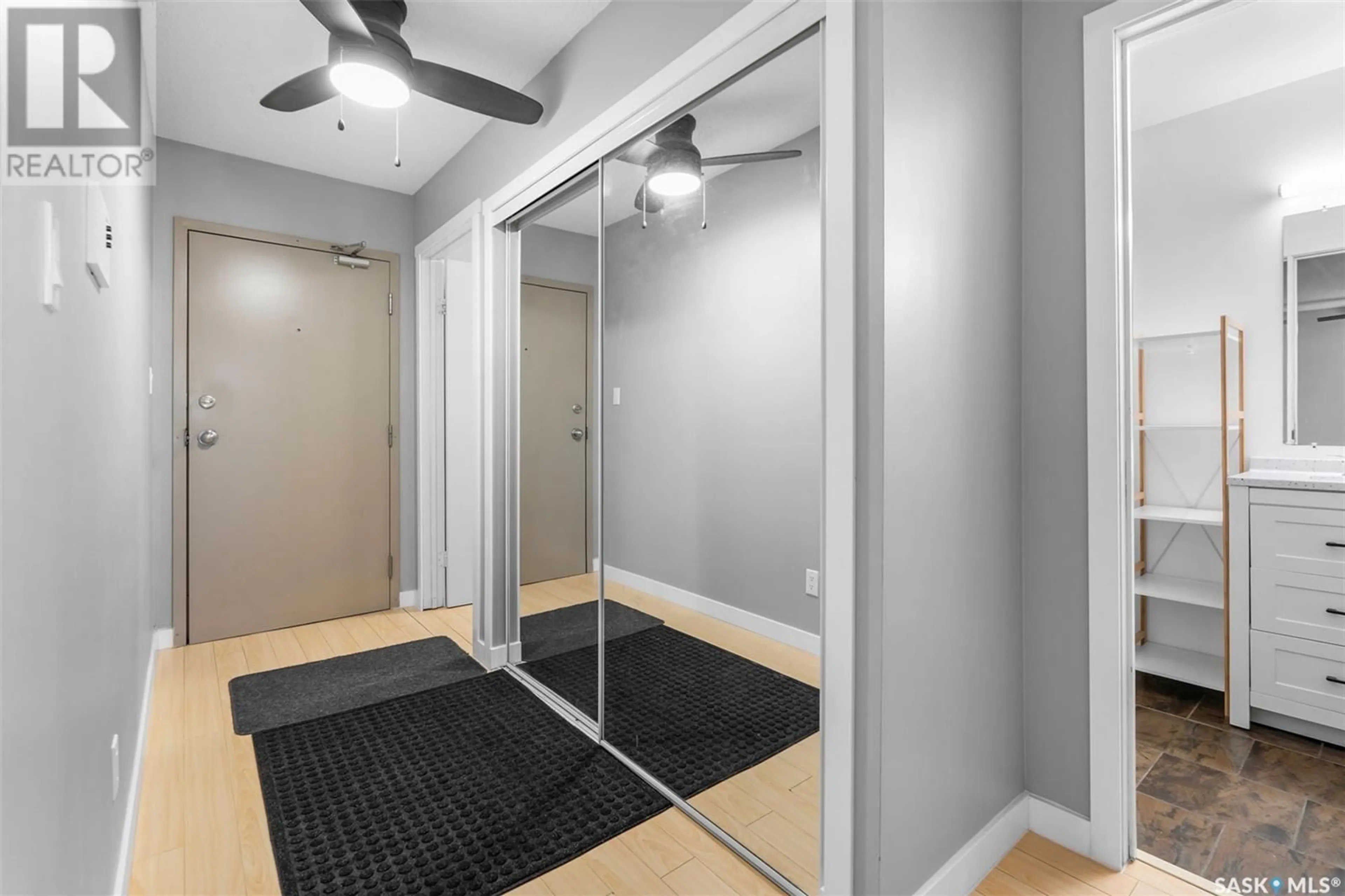 Indoor entryway for S - 404 522 X AVENUE, Saskatoon Saskatchewan S7M4X9