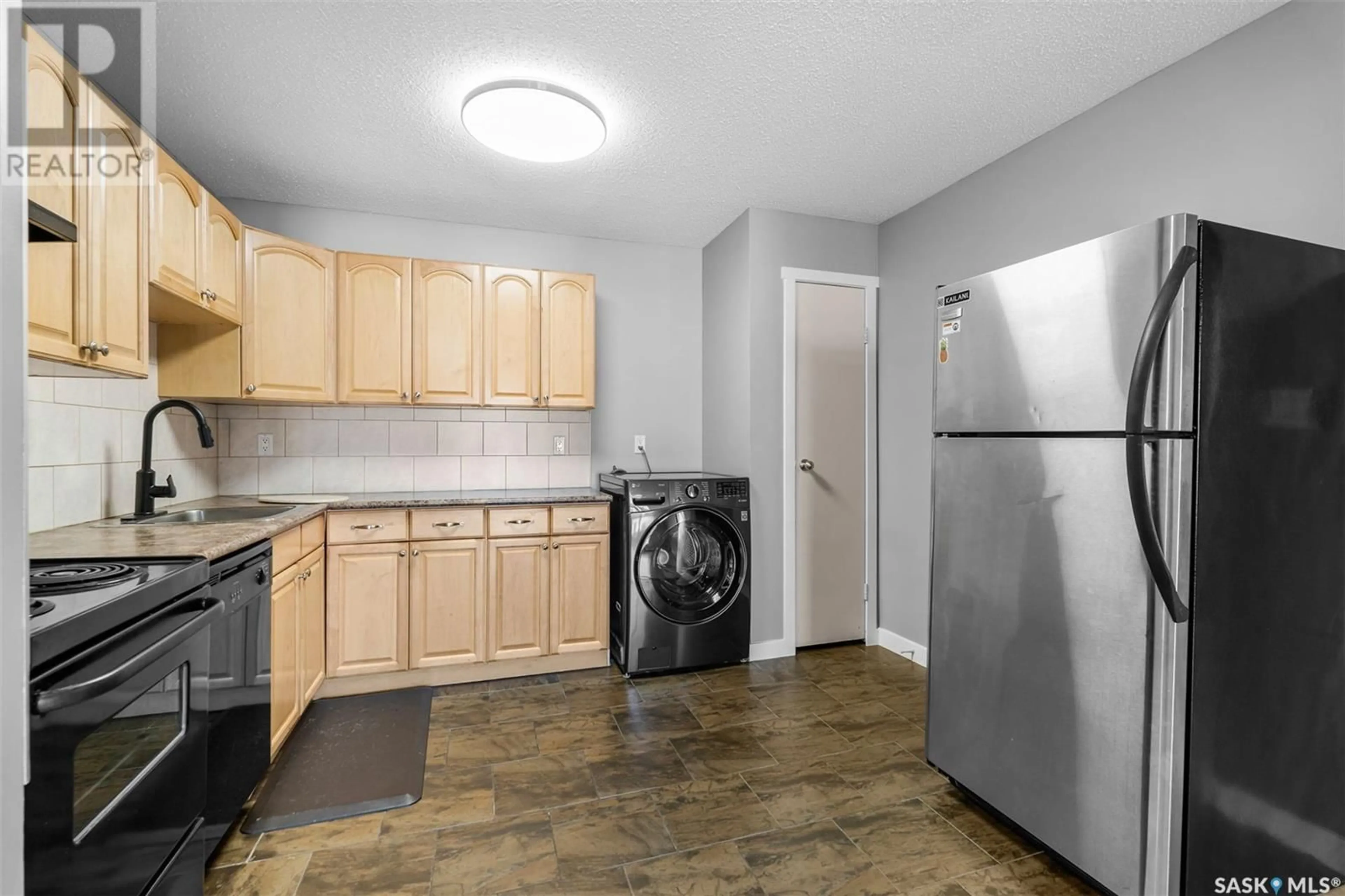 Standard kitchen, unknown for S - 404 522 X AVENUE, Saskatoon Saskatchewan S7M4X9