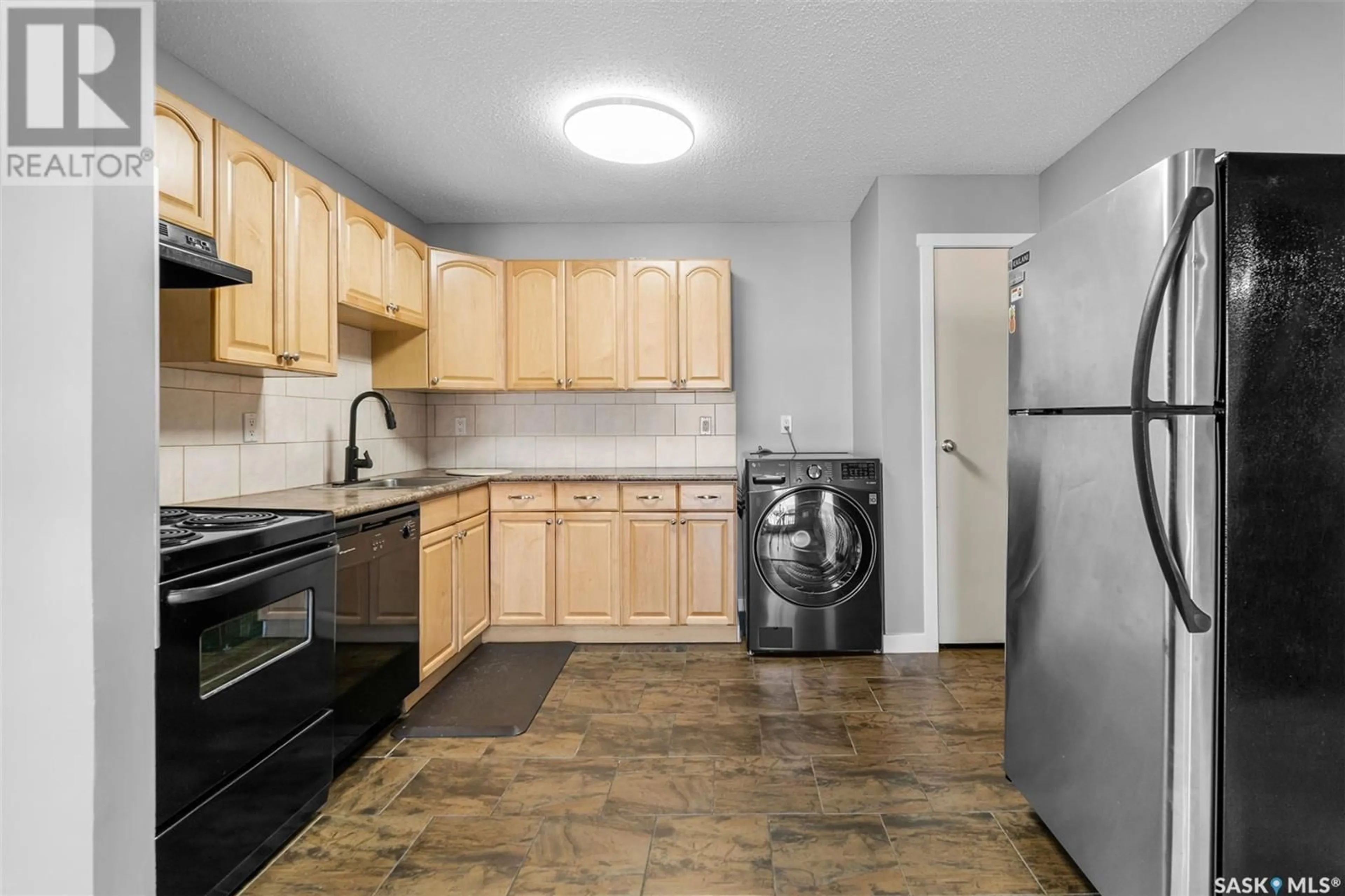 Standard kitchen, unknown for S - 404 522 X AVENUE, Saskatoon Saskatchewan S7M4X9
