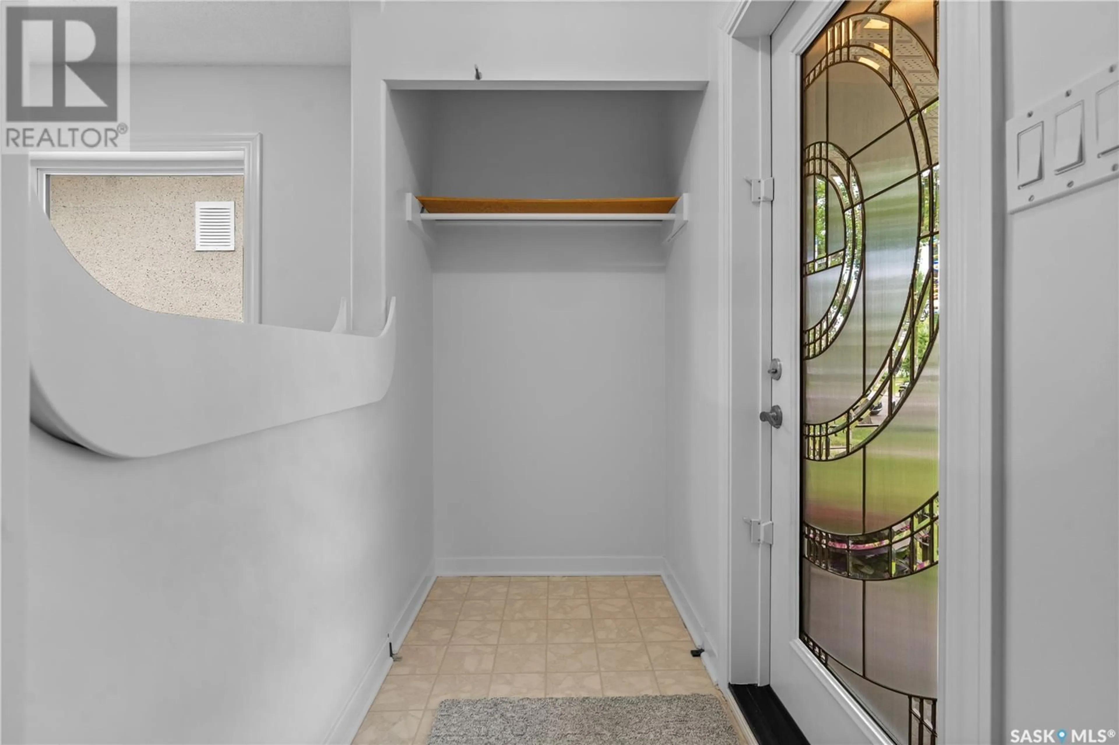 Indoor entryway for 1109 GREY STREET, Regina Saskatchewan S4T5H3